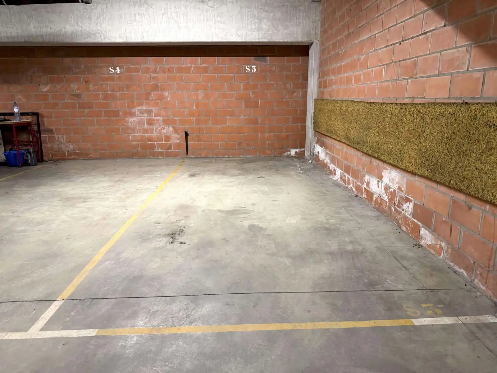 Overdekte, afgelijnde parkeerplaats te huur in centrum Leuven foto 2