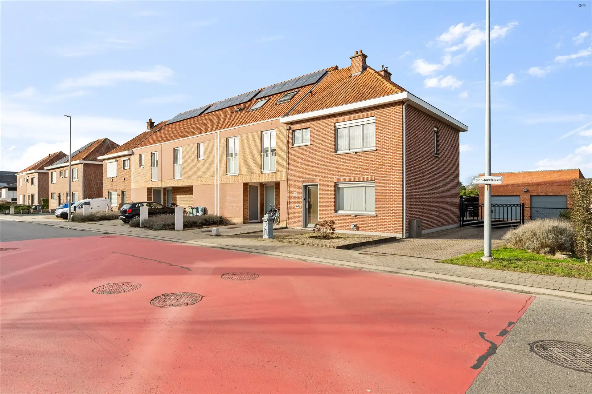 Half open bebouwing met dubbele garage en prachtig uitzicht foto 3