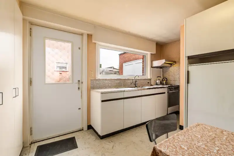 Ruime halfopen woning met potentieel foto 6