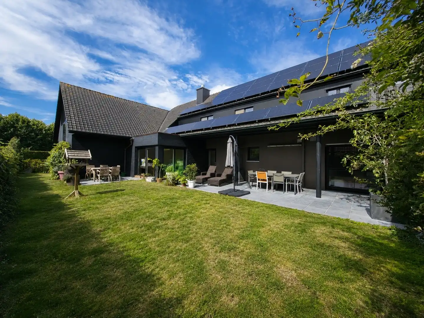 Exclusief wonen & ondernemen: imposante villa met volwaardige praktijk en aparte toegang op commerciële topligging, een perceel van 1.139 m² en met maar liefst 532 m² bewoonbare oppervlakte. foto 4