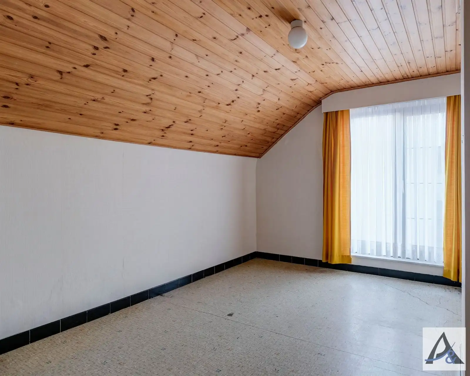 Te renoveren woning met potentieel in rustige buurt foto 19