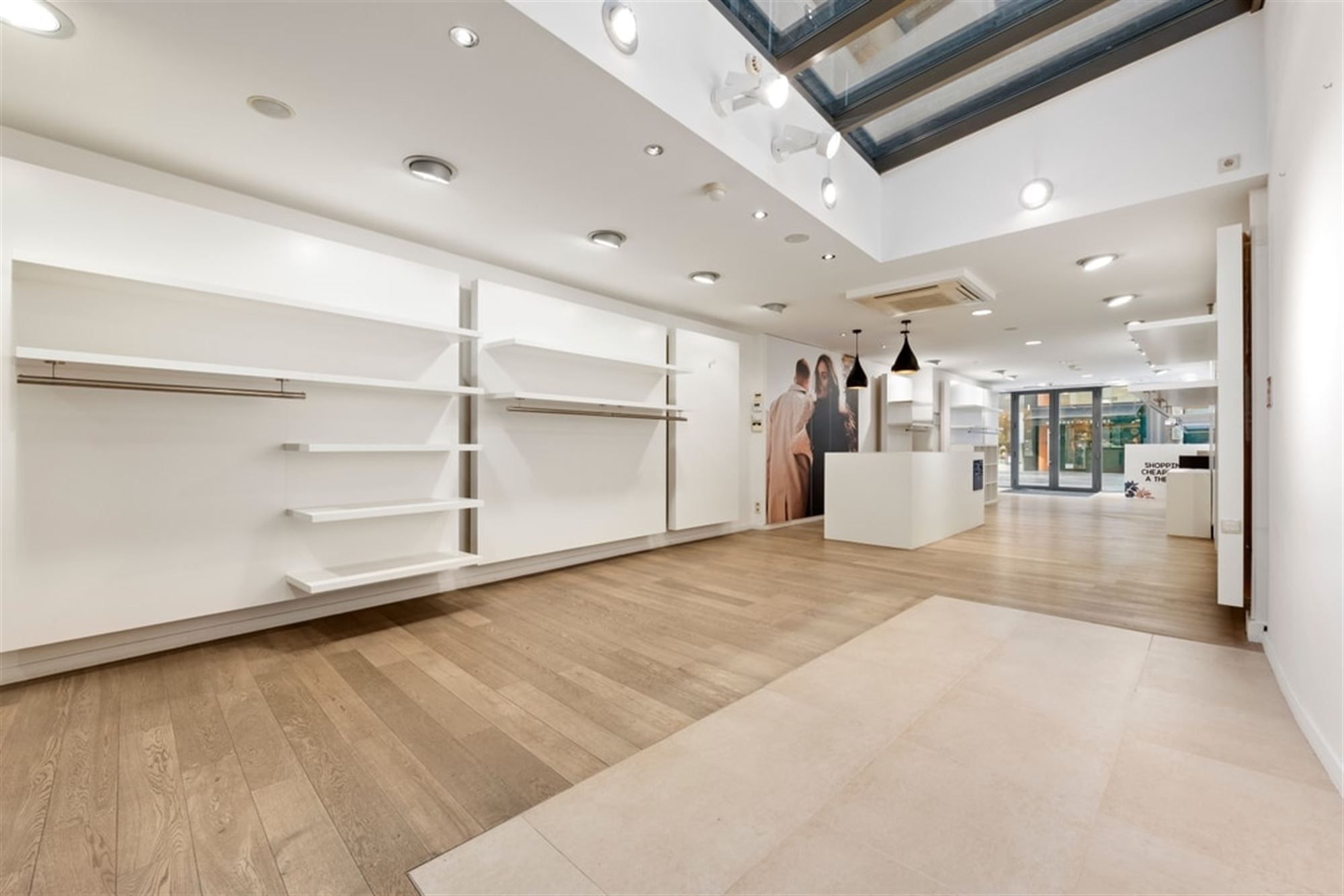 HANDELSRUIMTE TE HUUR MIDDEN IN HET STADSCENTRUM VAN SINT-TRUIDEN  foto 13