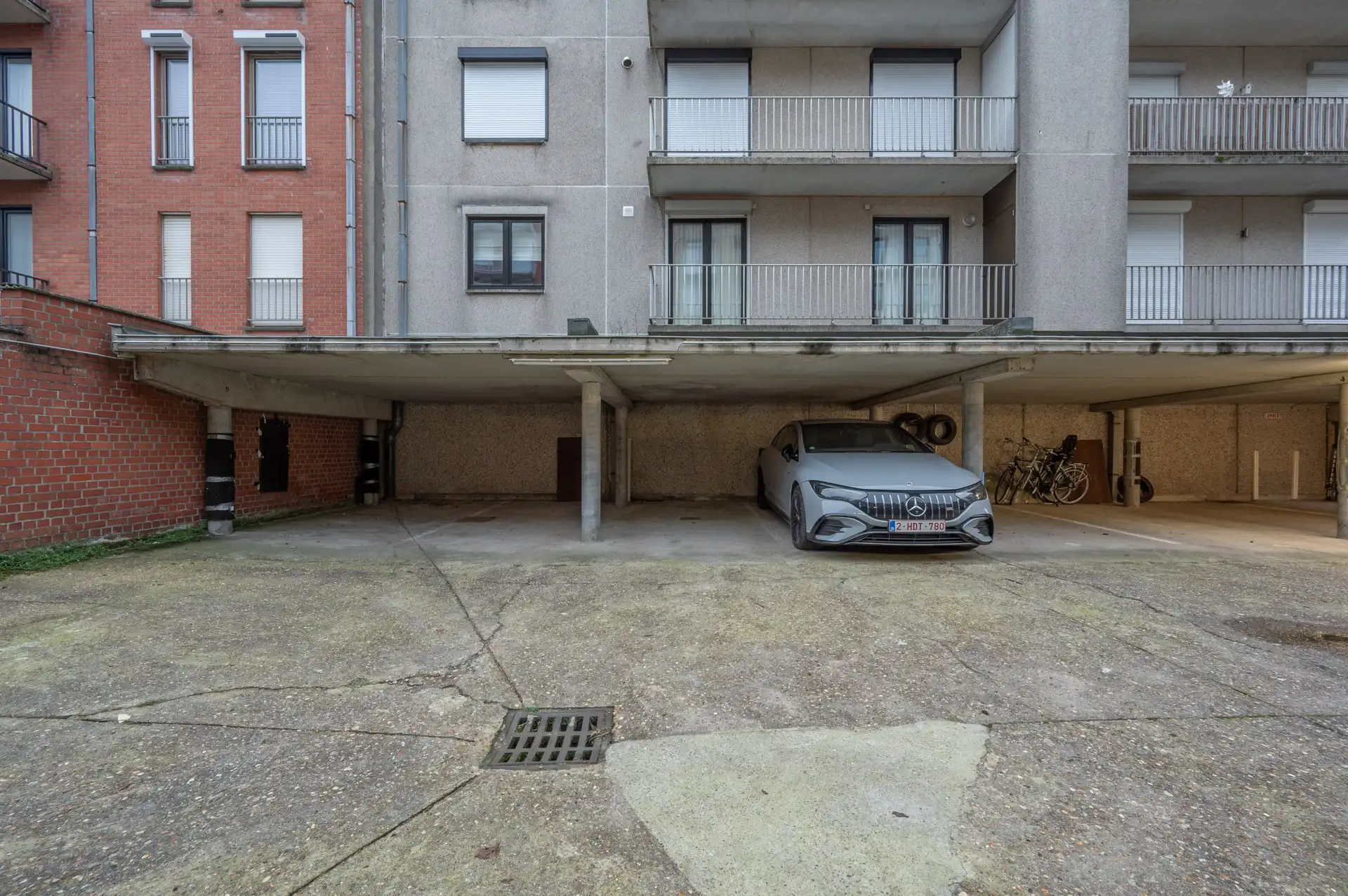 Gerenoveerd, zuidwest gericht appartement gelegen vlakbij de Zeedijk. Parking te koop in de residentie. foto 24