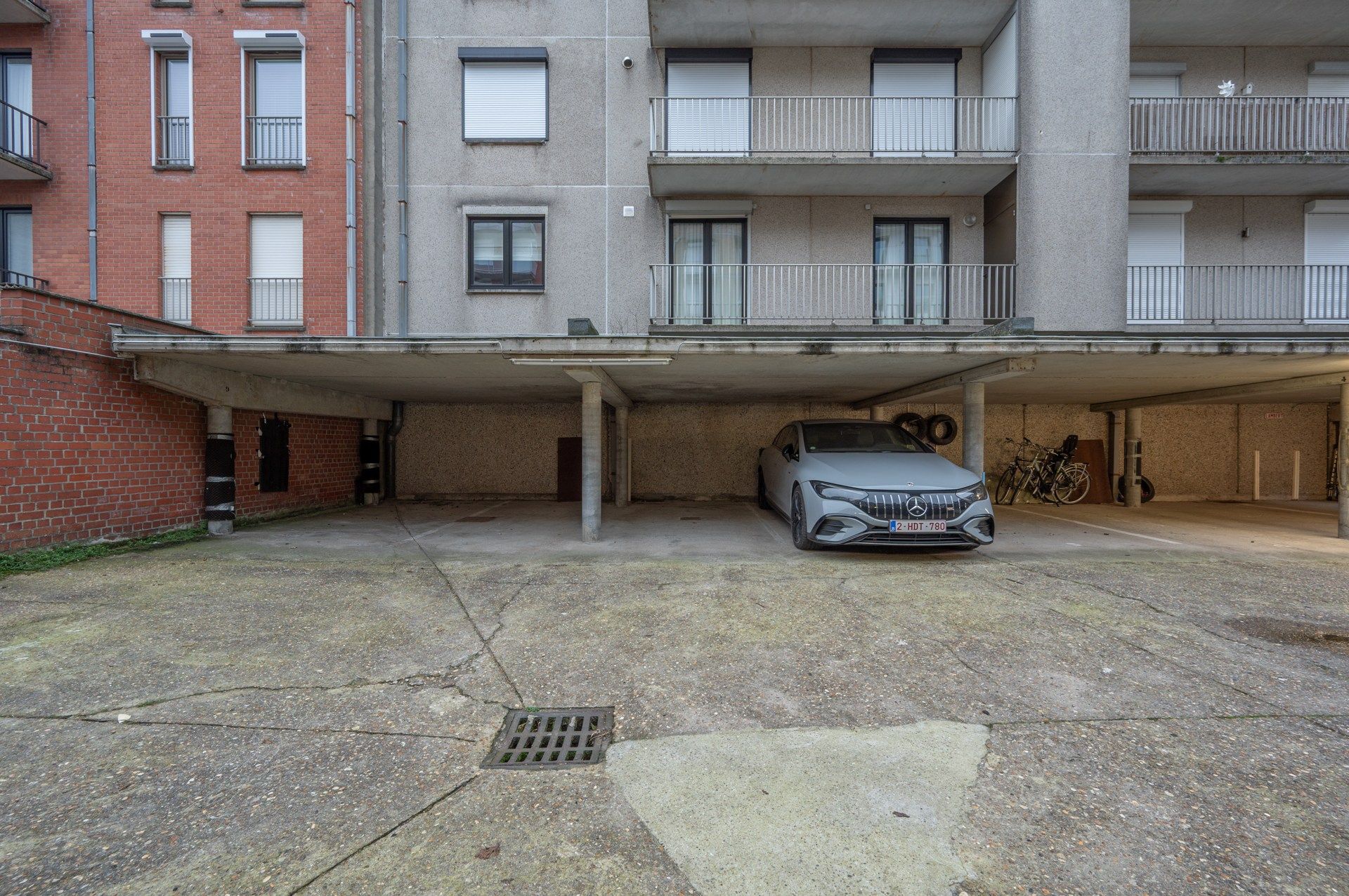 Gerenoveerd, zuidwest gericht appartement gelegen vlakbij de Zeedijk. Parking te koop in de residentie. foto 24