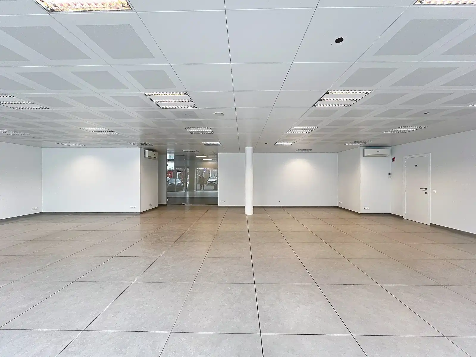 Volledig instapklare LICHTRIJKE commerciële ruimte ± 185m²  (kantoor, diensten, vrije beroepen,...) in het CENTRUM! foto 7