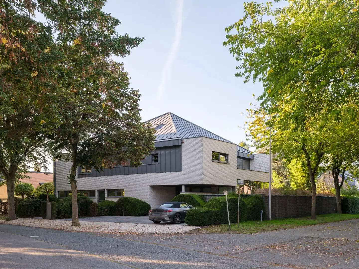 Unieke gezinswoning met  riante fotostudio/praktijkruimte en parkeerplaats foto 30