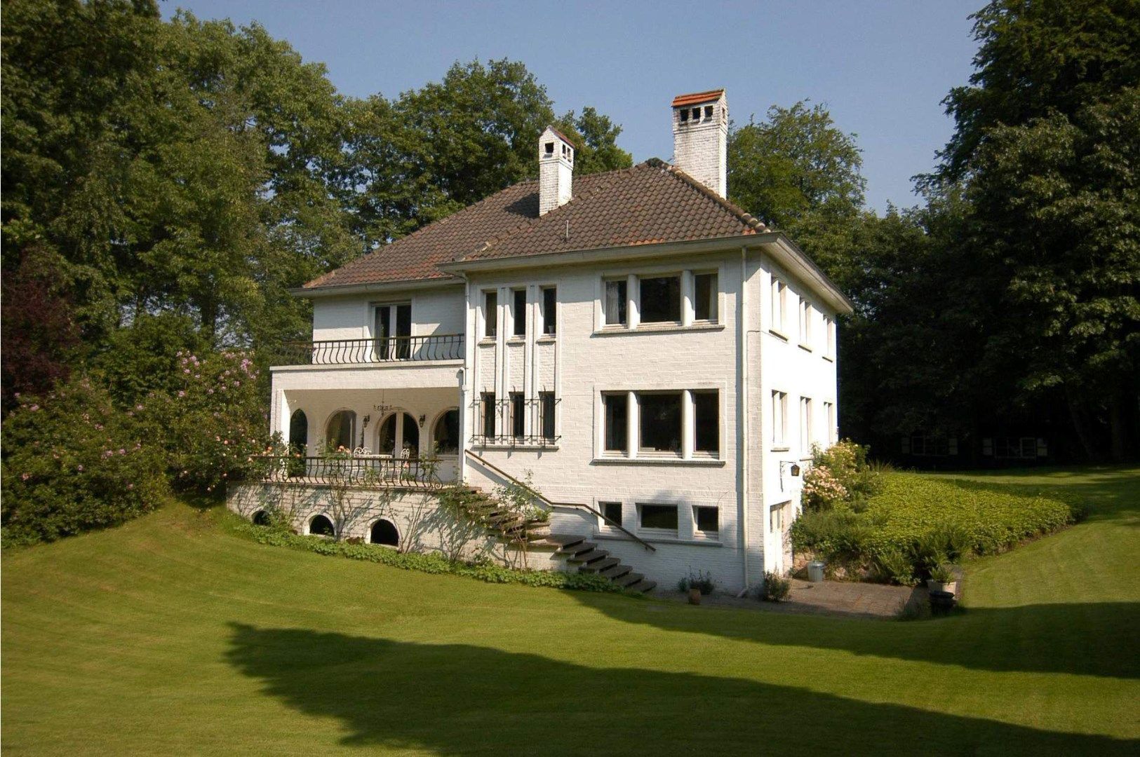 Residentiële karaktervolle villa gelegen Eikeldreef 17 Sint-Martens- Latem op 2.550m². foto {{pictureIndex}}