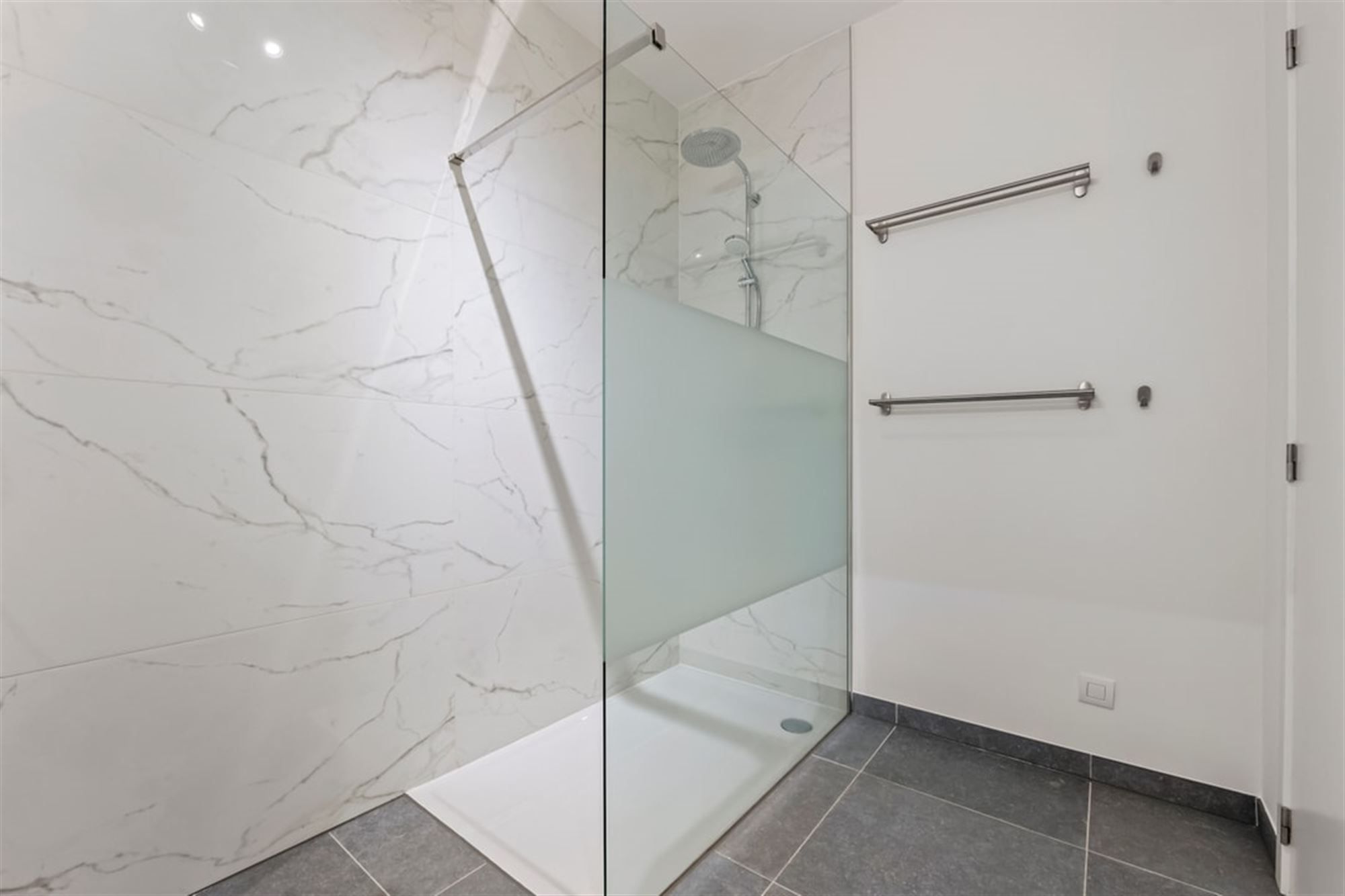 CENTRAAL GELEGEN APPARTEMENT MET 2 SLLKS foto 25