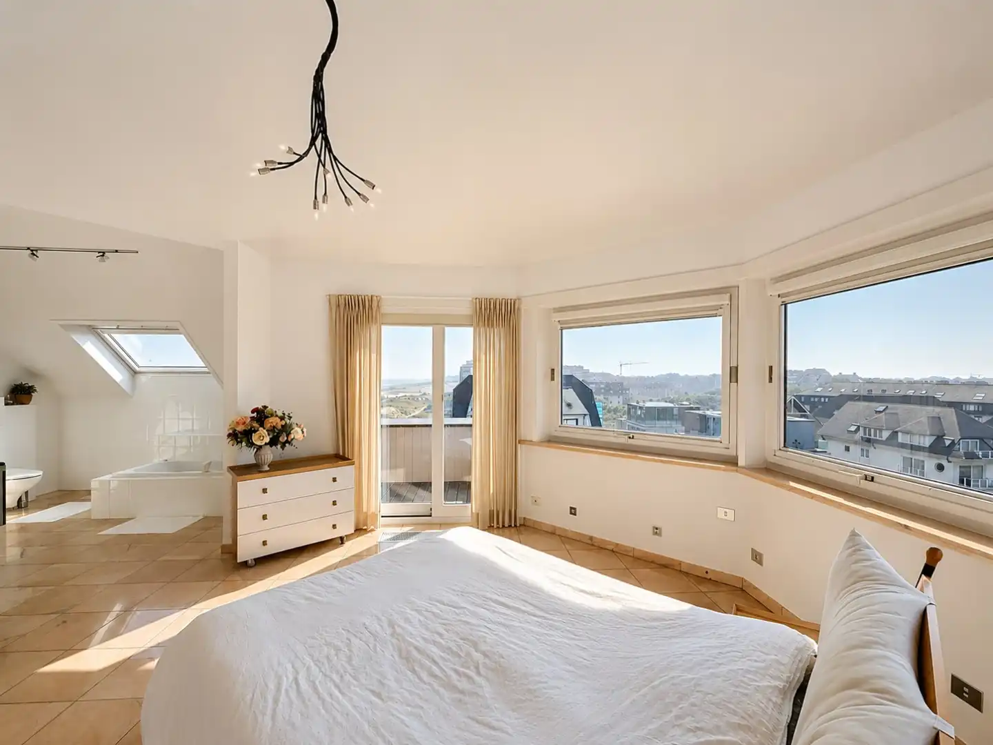 Unieke penthouse met vier terrassen en frontaal zeezicht te Sint-André (Oostduinkerke) foto 11