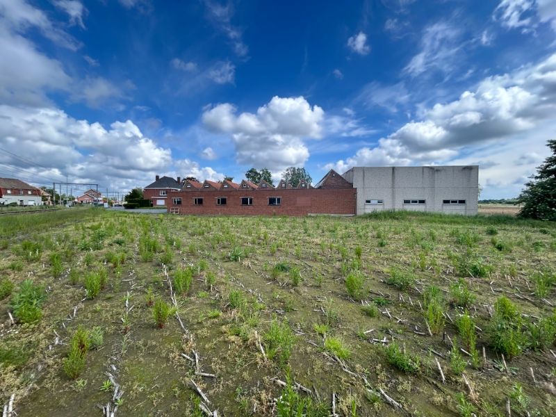 Industrieel complex bestaande uit verschillende loodsen + villa met kantoorgedeelte (mogelijkheid om tot 2.400 m² bij te bouwen) foto 3