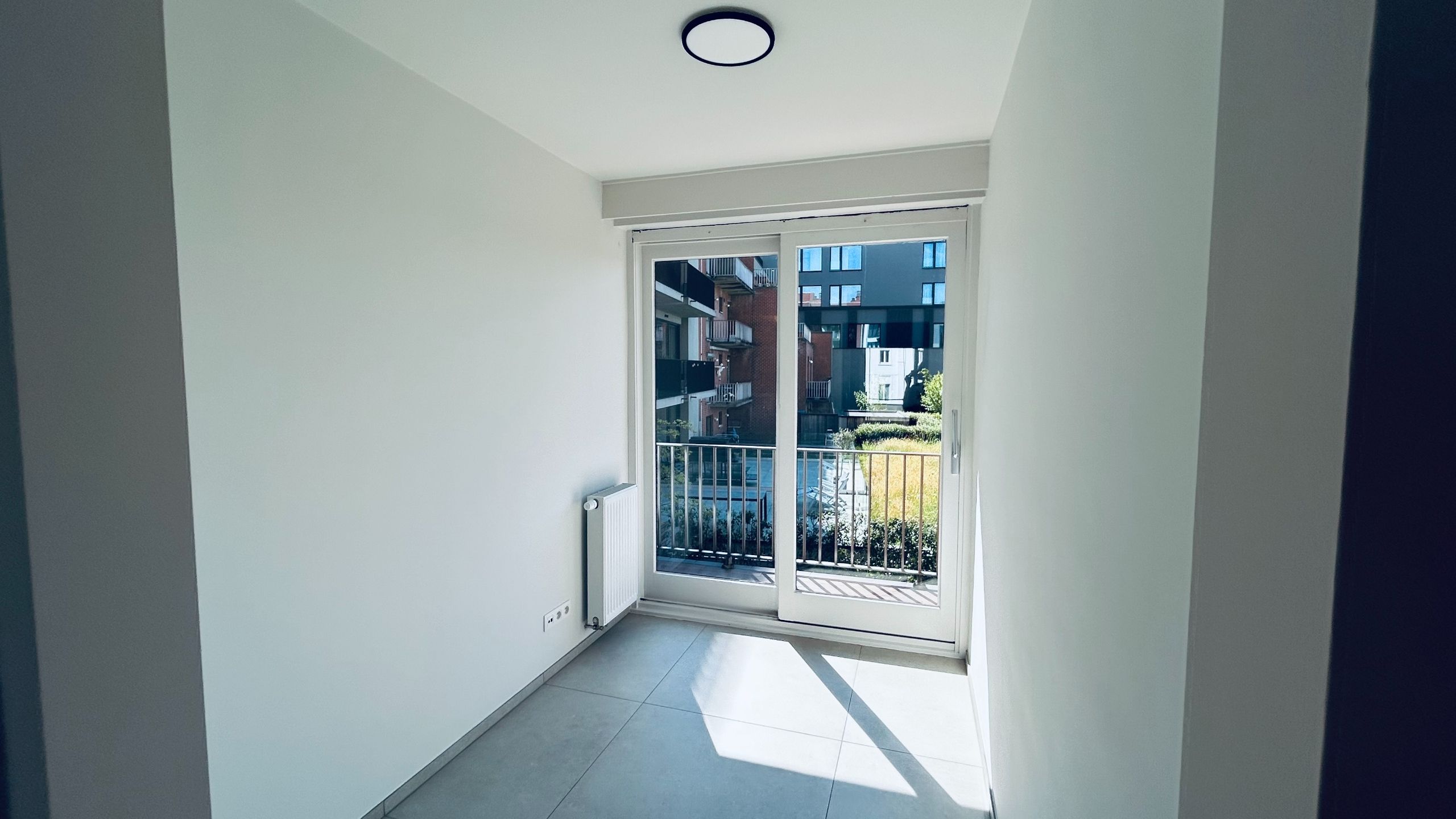 Ruim gerenoveerd appartement met autostaanplaats en berging in centrum Kortrijk foto 6
