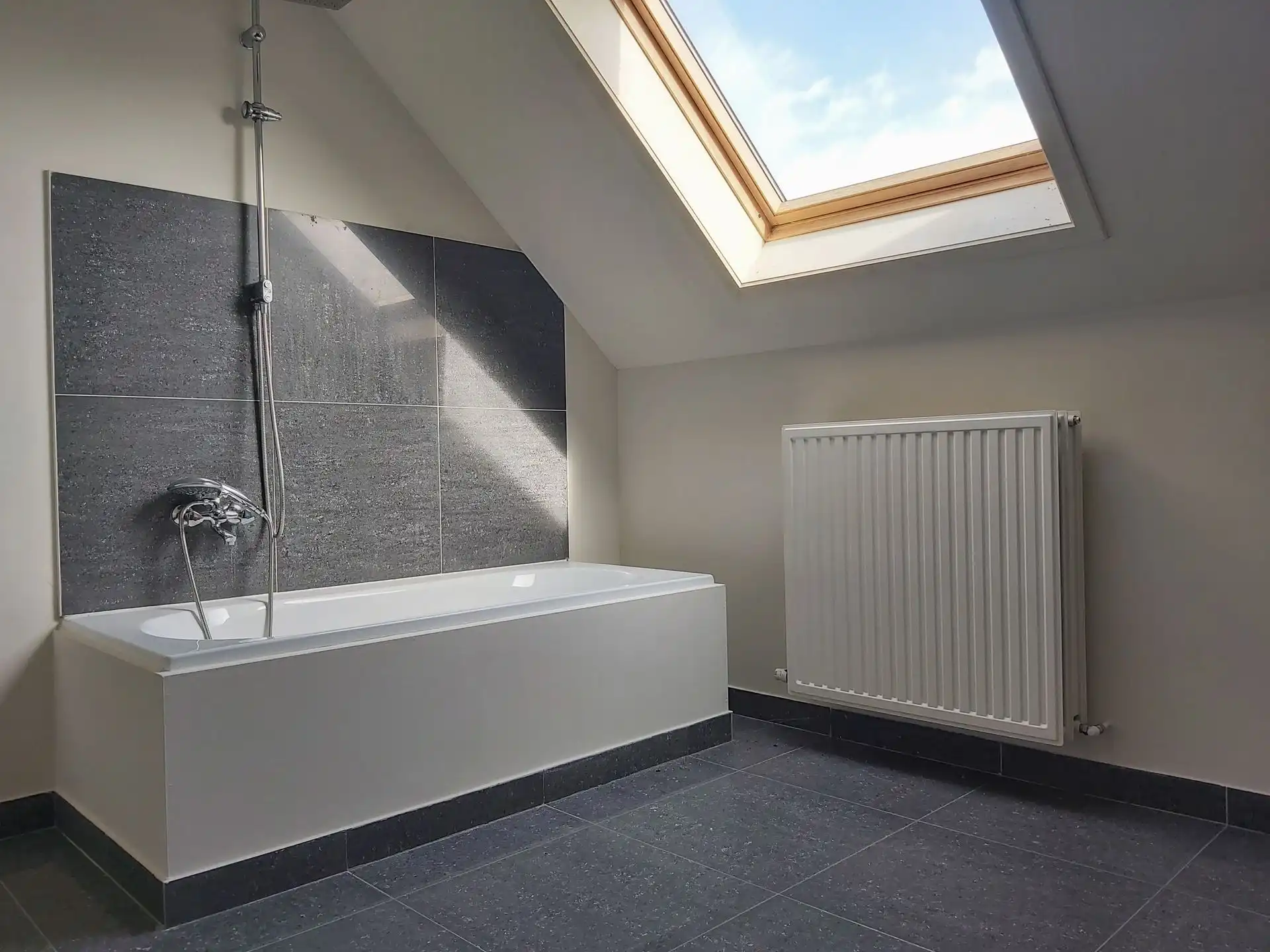 Ruime triplex met studio te koop in Opgrimbie! foto 23