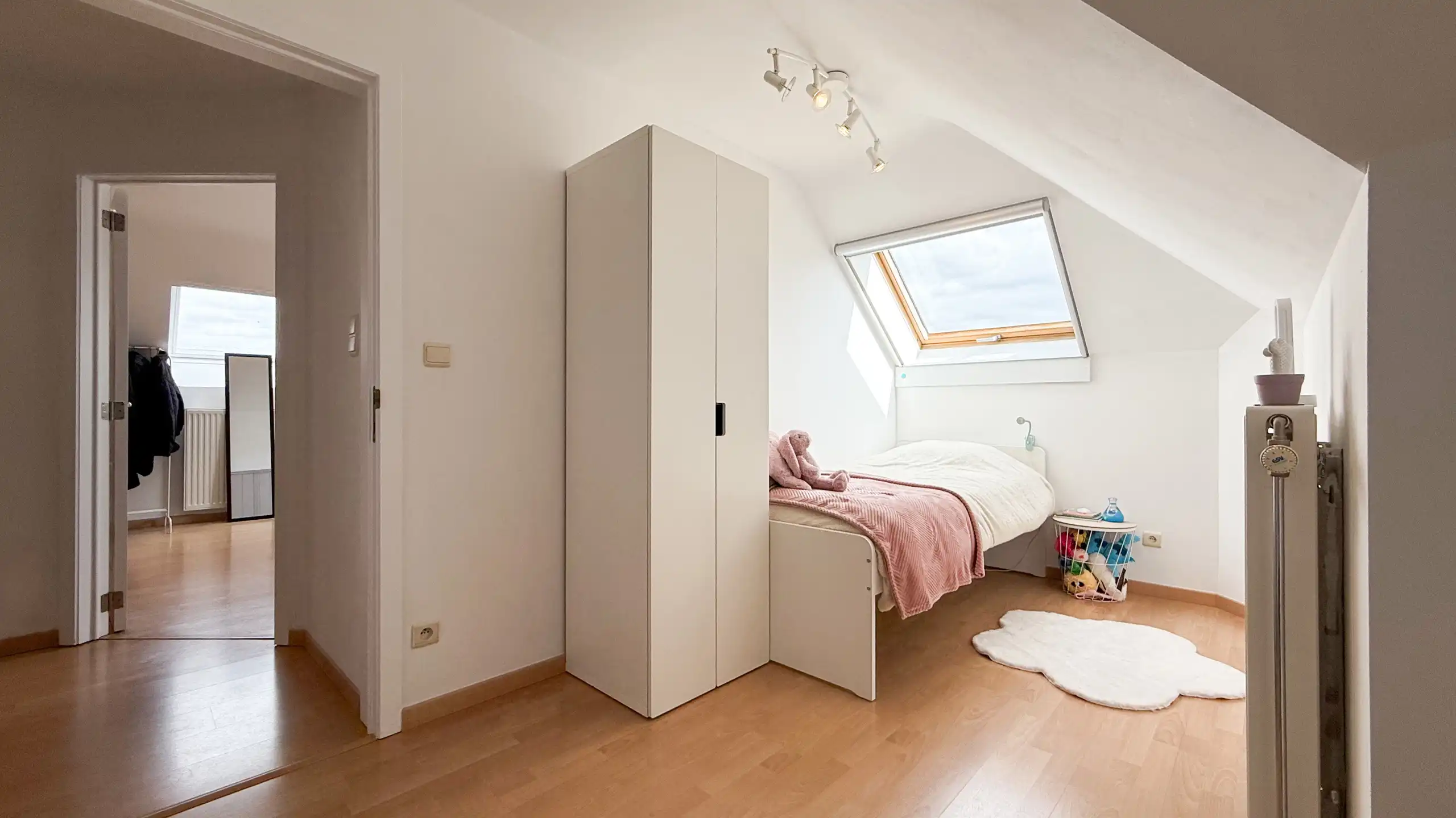 Zeer ruim appartement met 4 slaapkamers en parking in Tuilt! foto 30