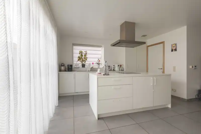 Roeselare-centrum: Recent ruim gelijkvloers appartement met 2 slaapkamers, tuin / patio en mogelijkheid aankoop van een garagebox. +/- 100m2 foto 6