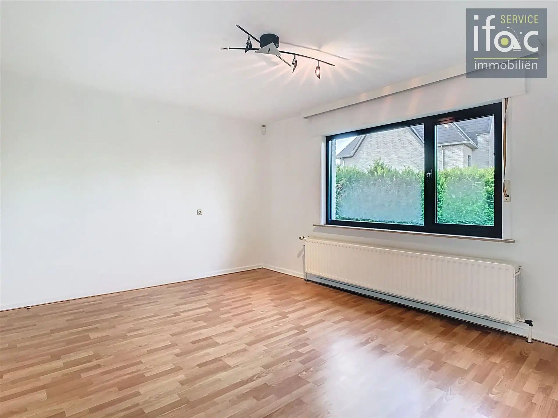 Bungalow met 4 slaapkamers en ruime garage foto 10