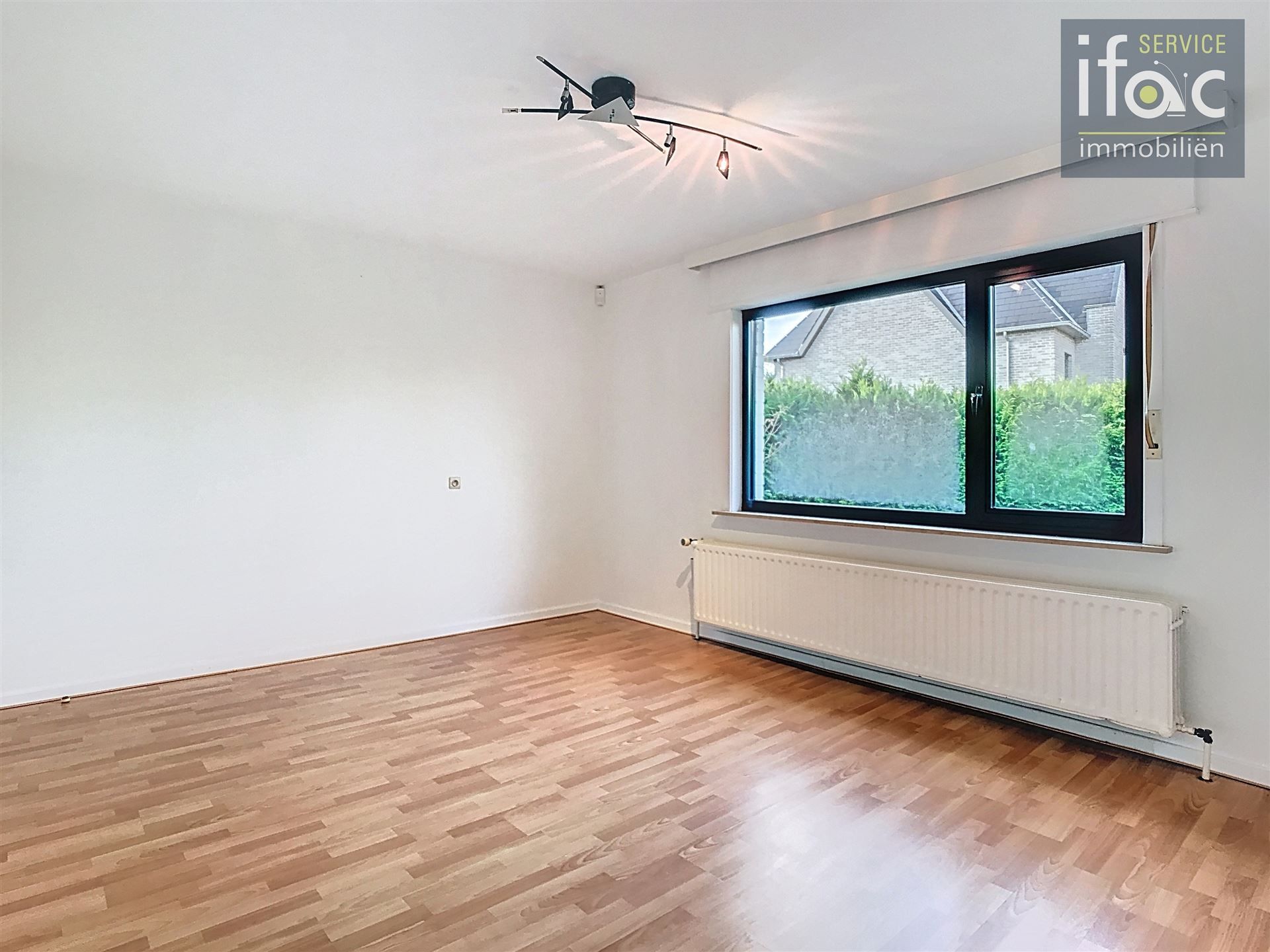 Bungalow met 4 slaapkamers en ruime garage foto 11