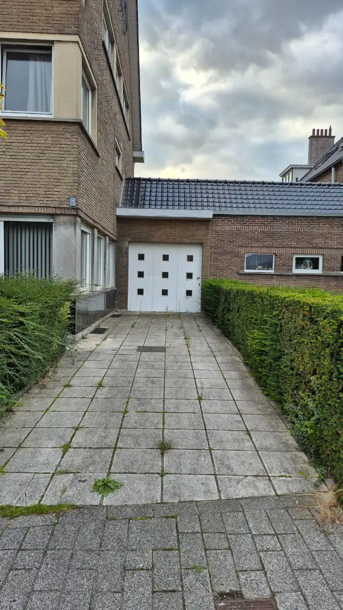 Garage + staanplaatsen onmiddellijk aan in/uitgang Gent Sint-Pieters. foto 2
