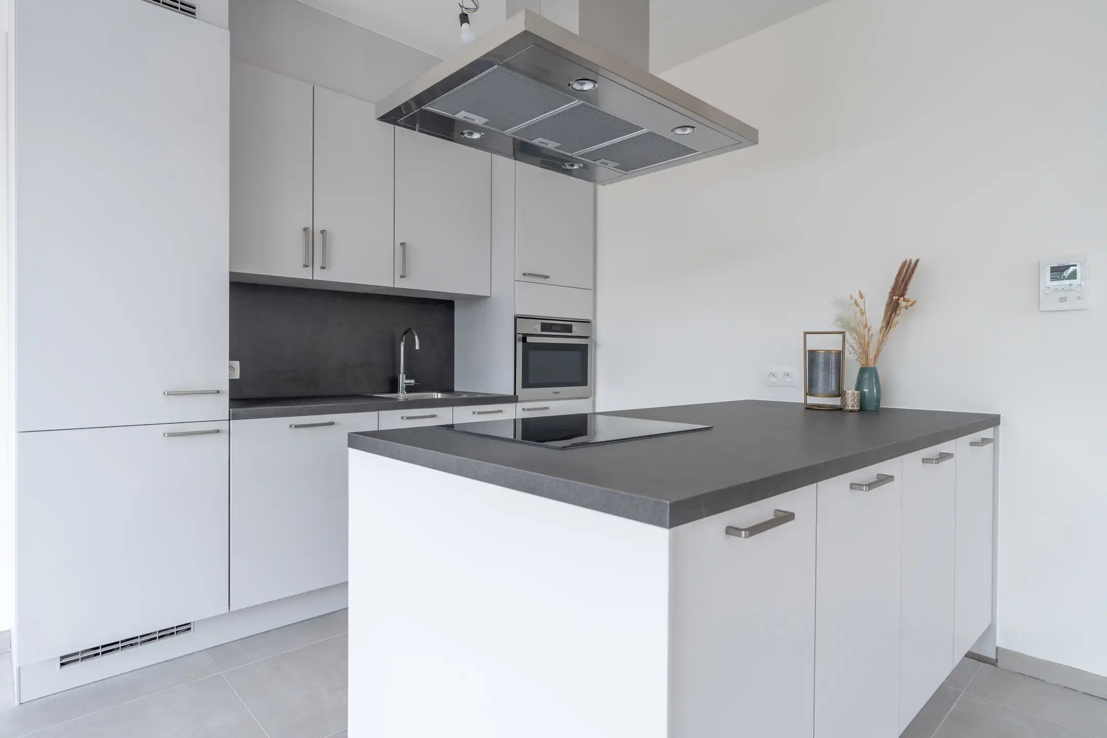 Nieuwbouwappartement met 2 slpks, terras en autostaanplaats. foto 4