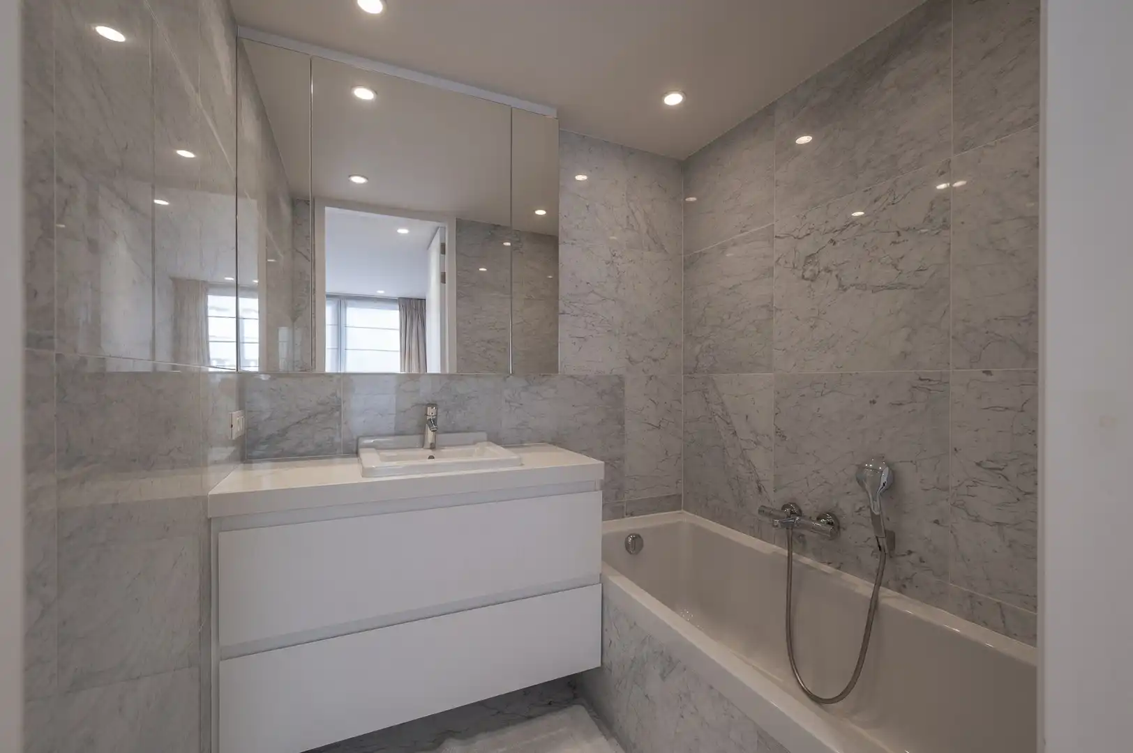 Hedendaags appartement genietend van een open zicht, centraal gelegen op de Kustlaan in het Zoute. foto 15