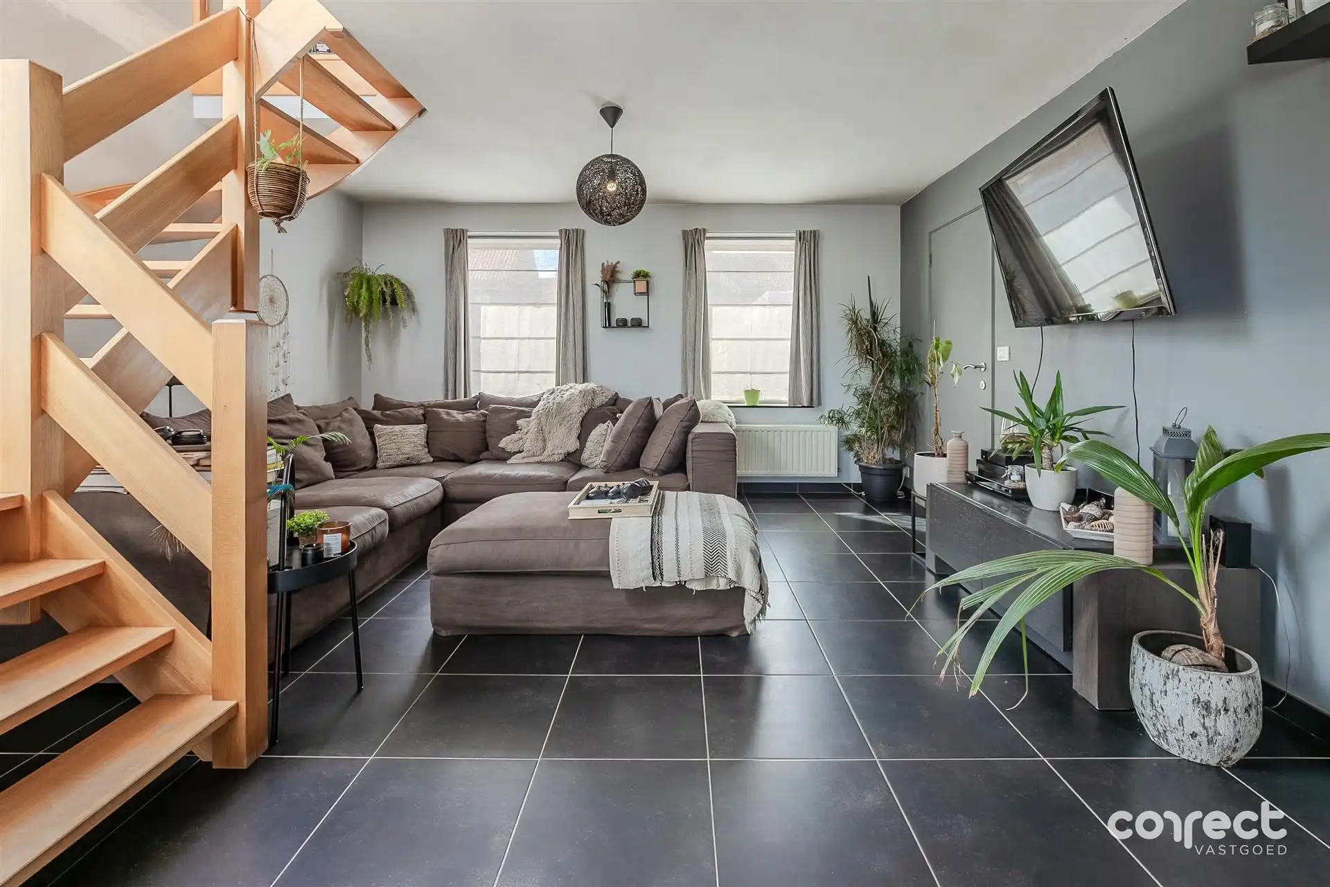 Op een perceel van 1.023 m² bevindt zich deze ruime villa met vier slaapkamers, rustig gelegen in Pervijze.  foto 3