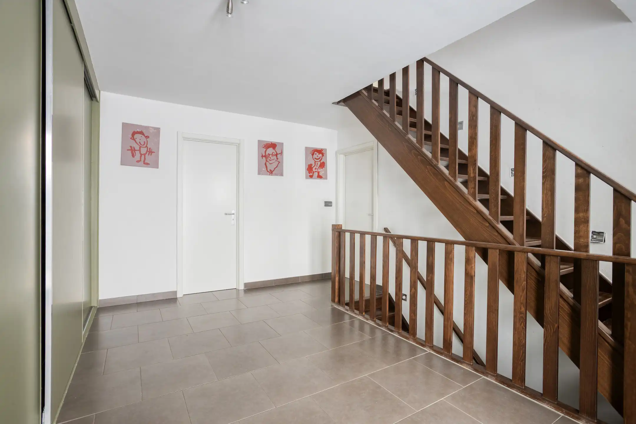 Ruime, energiezuinige woning met 6 slaapkamers & 2 badkamers foto 2