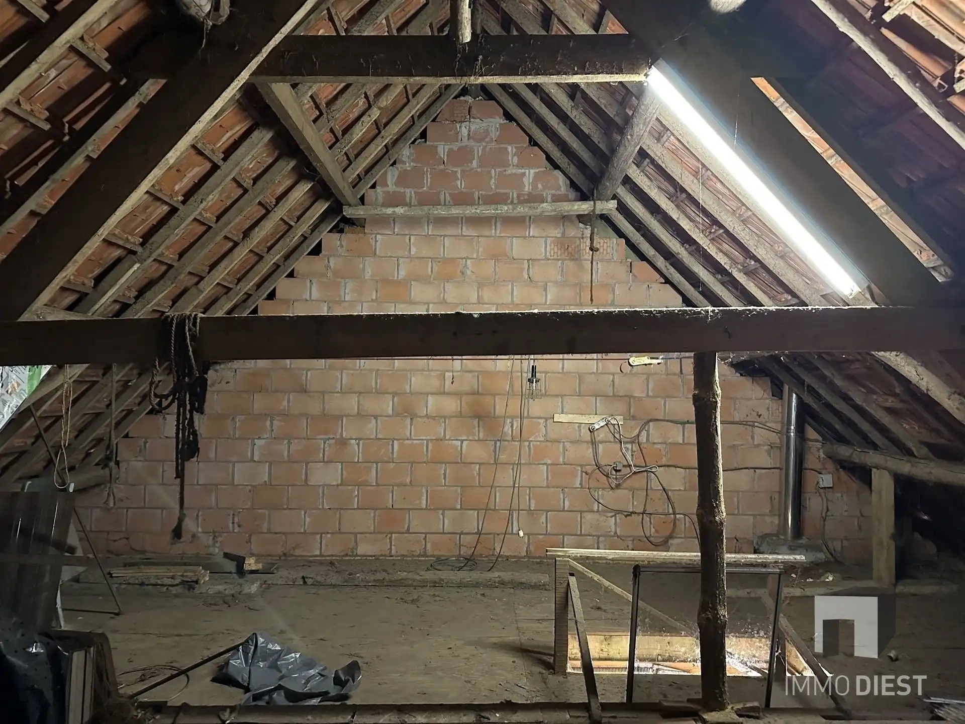 Woning met grote garage en stalling foto 26