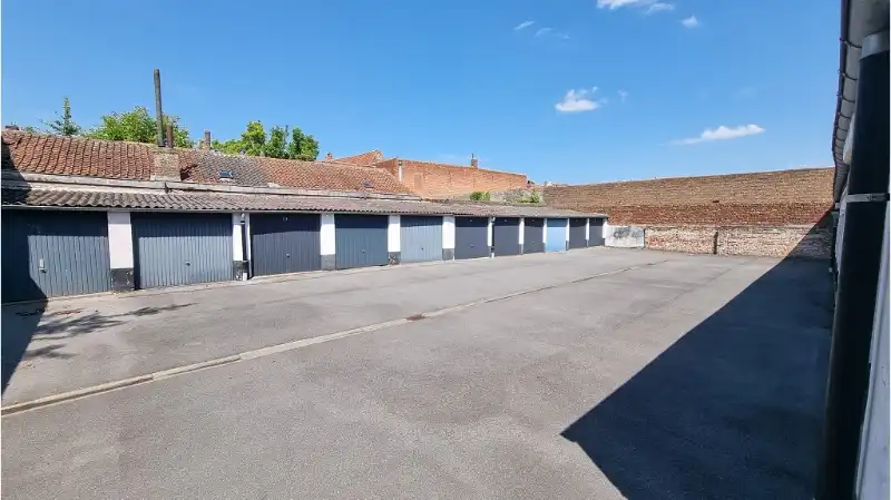 Garagebox met uitstekende ligging te huur in het centrum Brugge foto {{pictureIndex}}