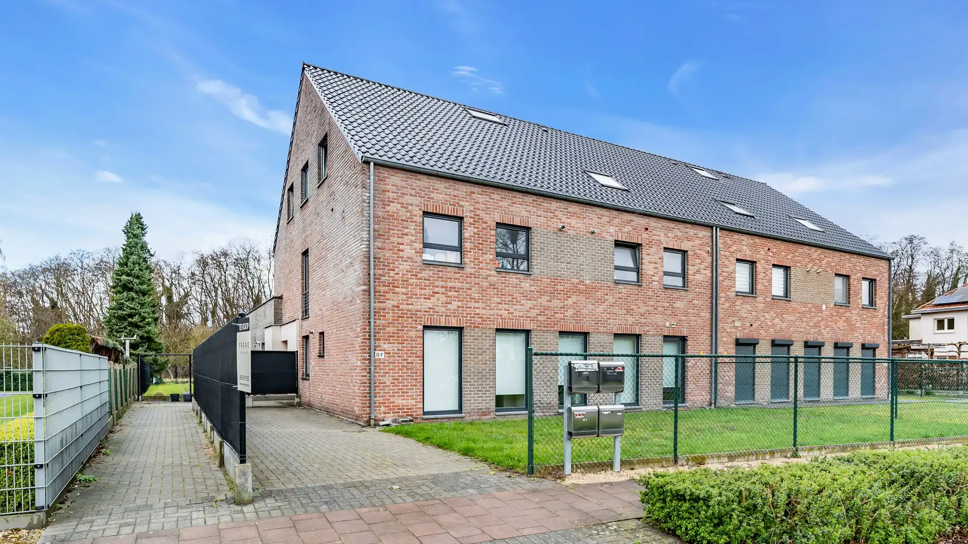 Instapklaar gelijkvloers appartement met 2 slaapkamers en tuin foto {{pictureIndex}}