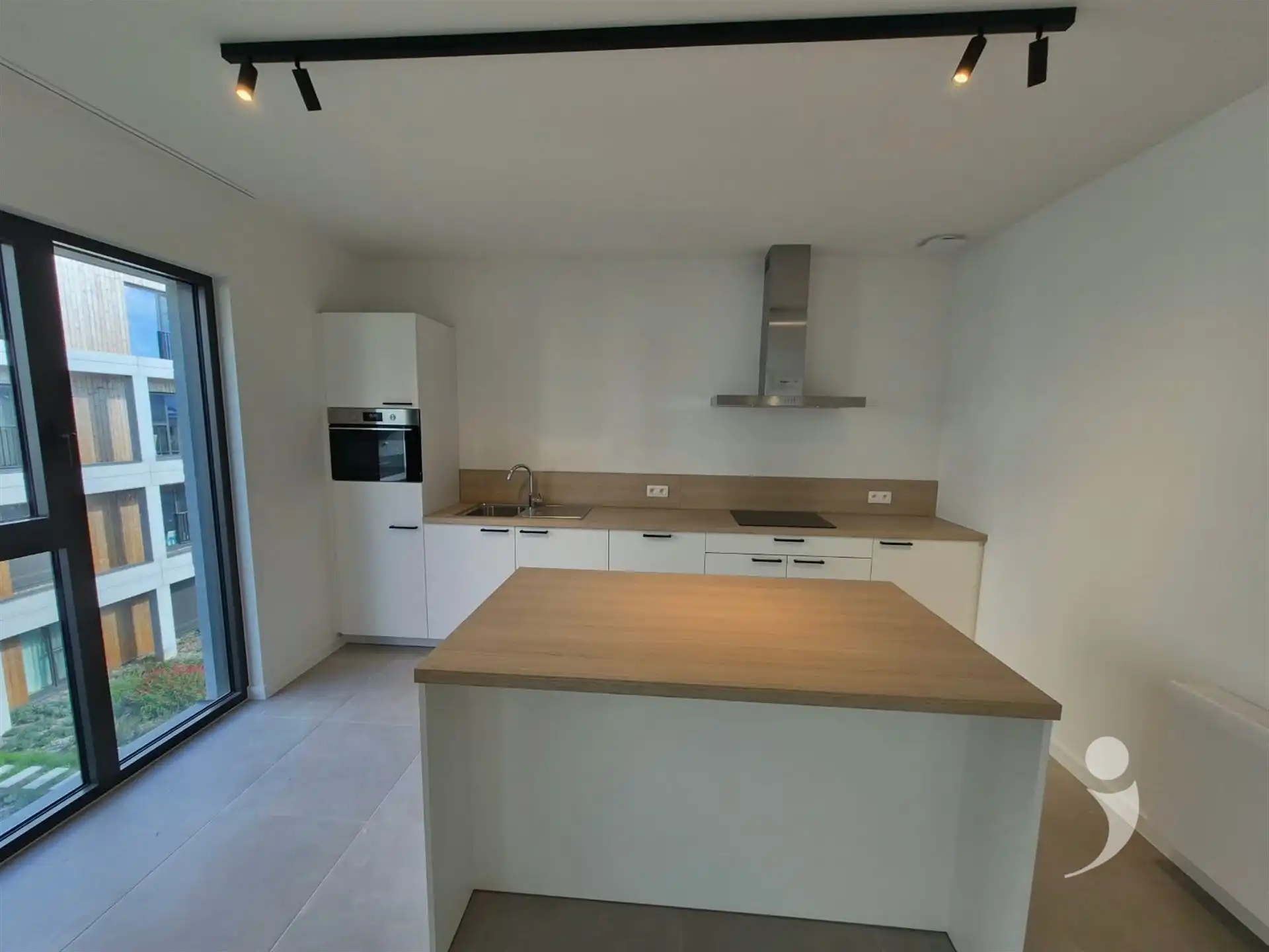 Nieuwbouw appartement met dubbele staanplaats voor de wagen foto 6