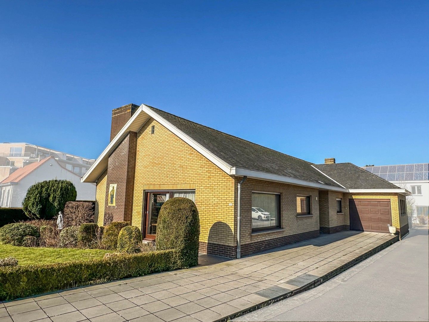 Goed onderhouden villa-bungalow in het hartje van Oostduinkerke-dorp. foto {{pictureIndex}}