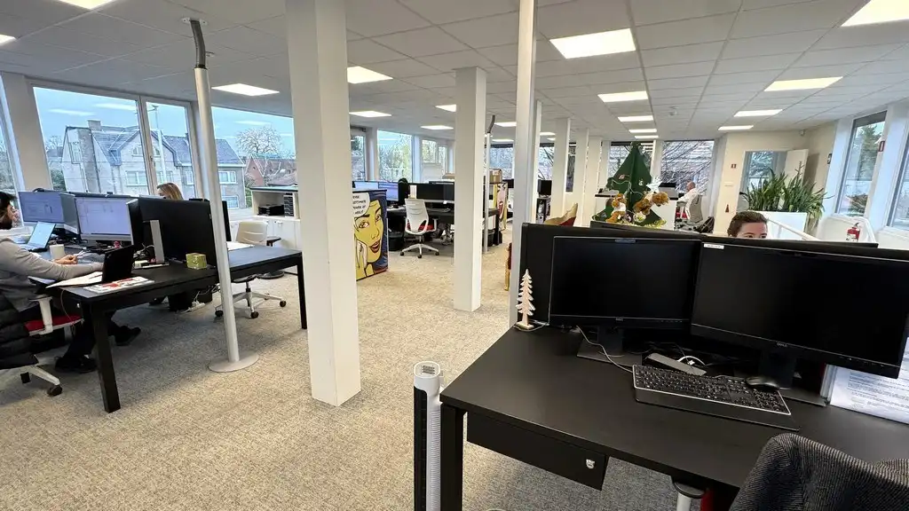 Instapklaar kantoor te huur vlakbij R4 en E40 in Drongen foto 15