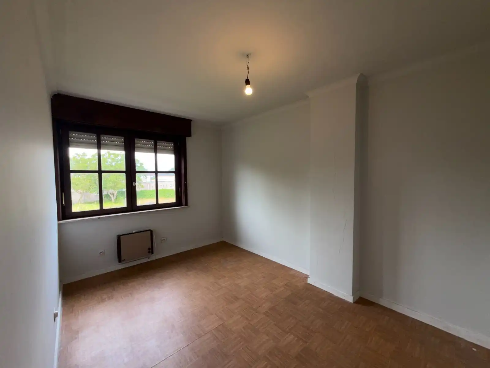 Ruime woning met 4 slaapkamers, garage en tuin foto 9