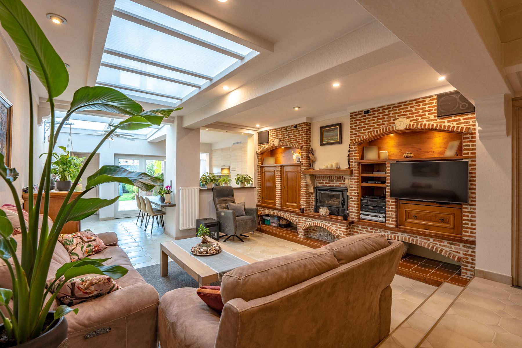 Woning met 4 slaapkamers, garage en zuidwest tuin! foto {{pictureIndex}}