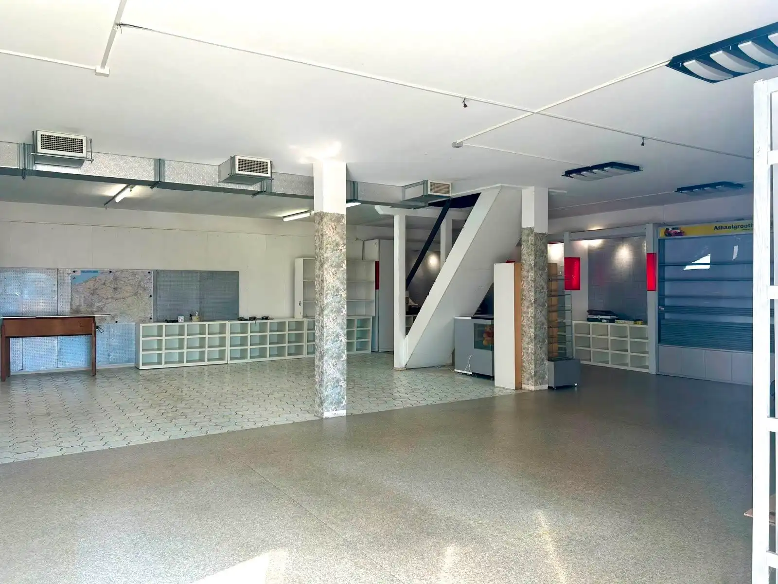 Praktisch magazijn op een uitstekend bereikbare locatie foto 9
