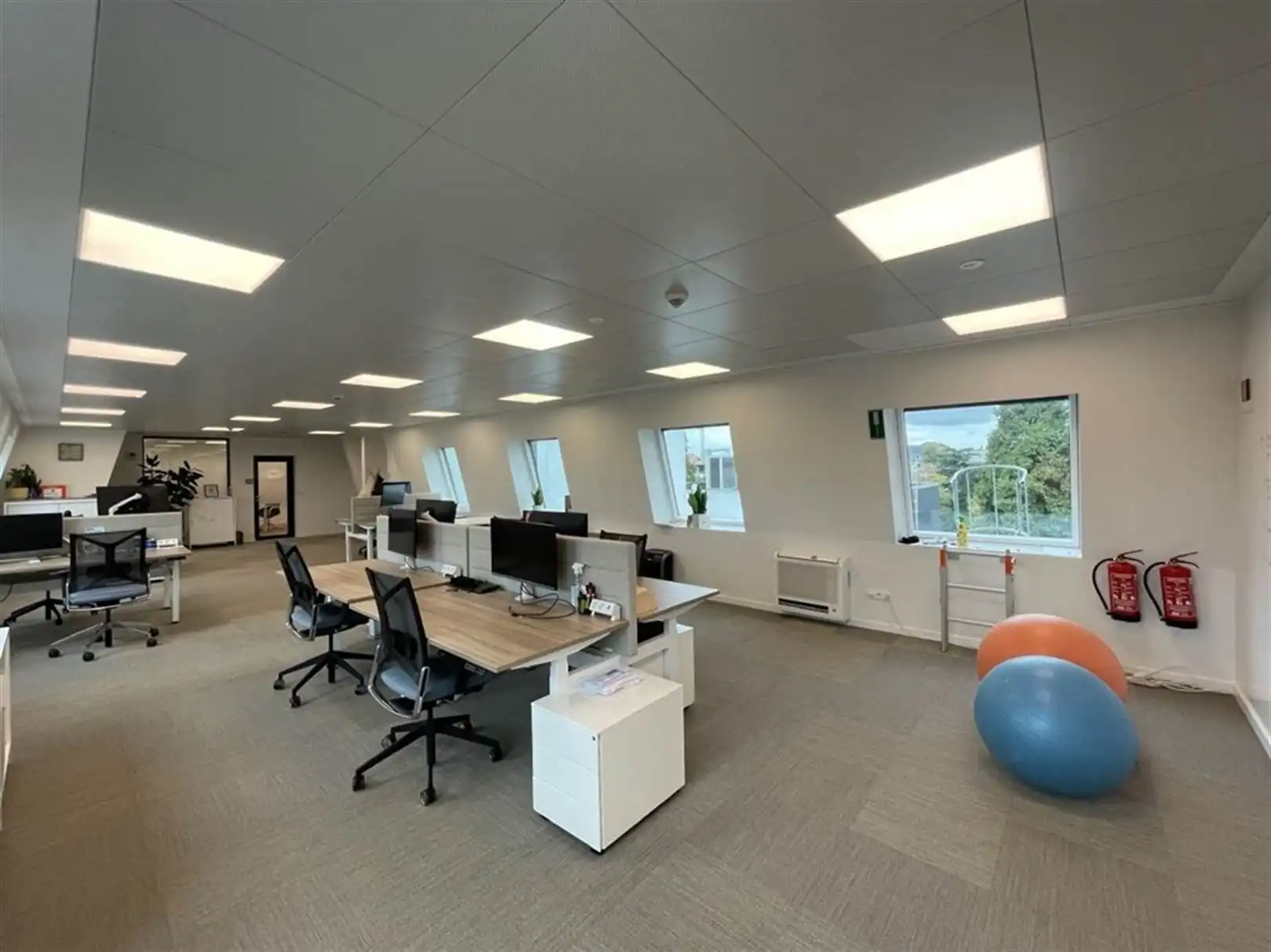 Kantoorgebouw foto 8