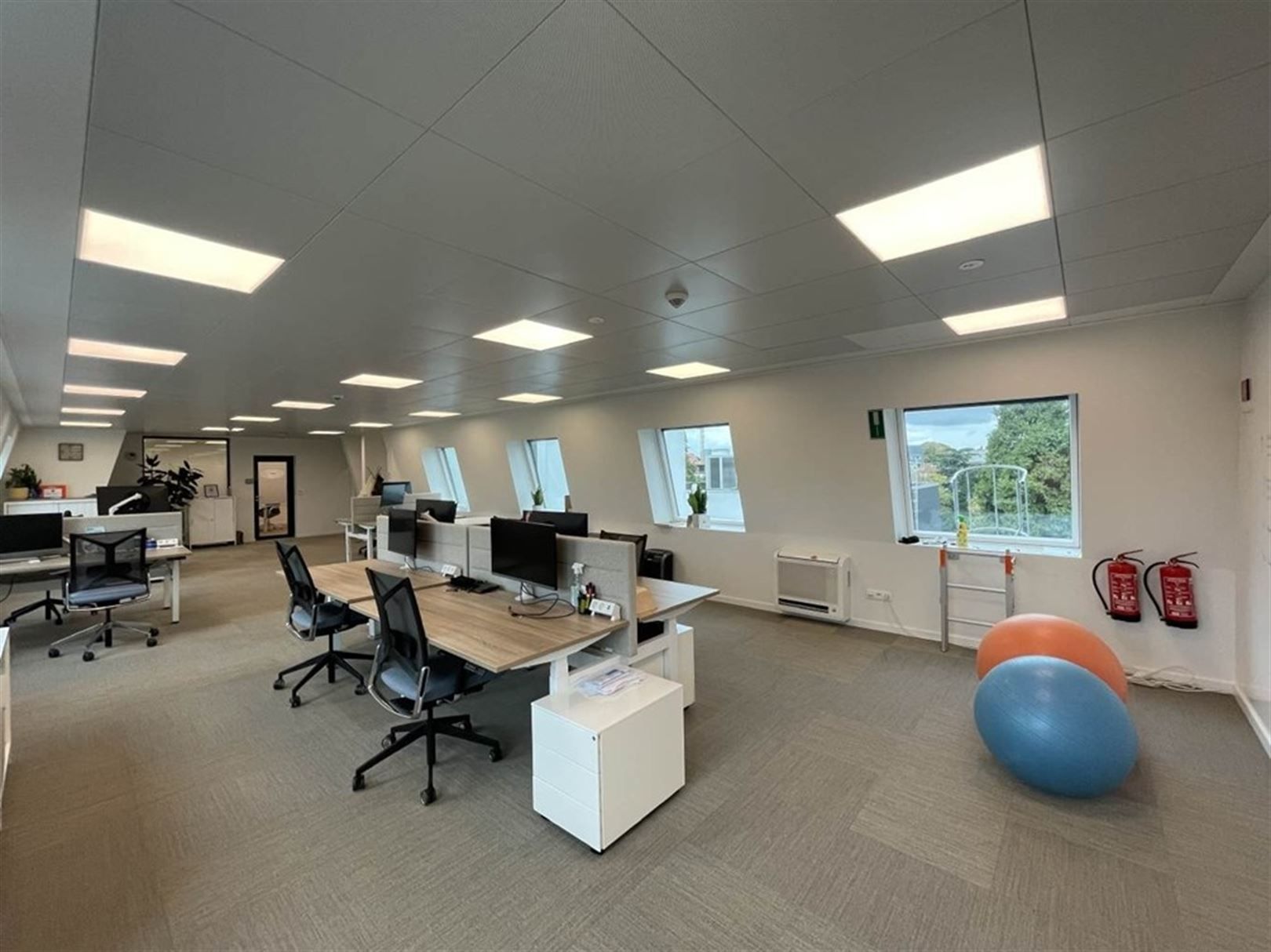 Kantoorgebouw foto 8