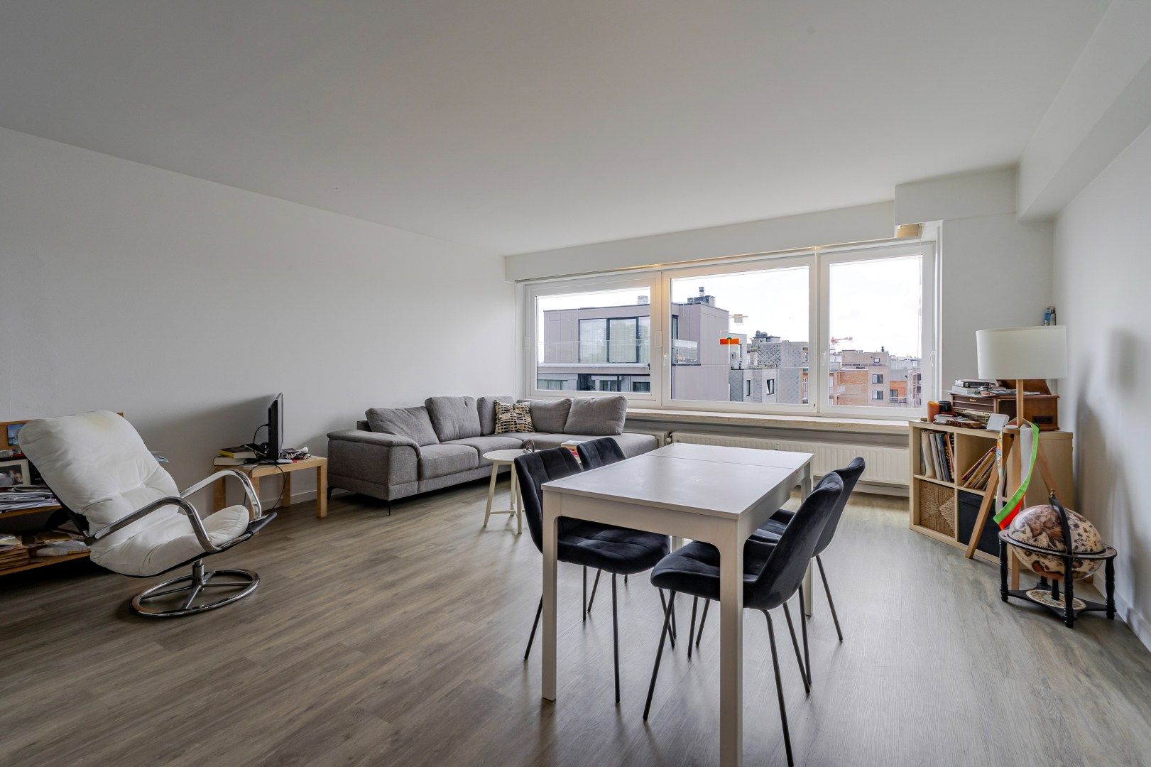 Instapklaar appartement te koop in Oostende met EPC-label B. 93 m², 2 badkamers, terras, streepje zeezicht en onderhoudsvriendelijke vinyl-laminaatvloer. foto 7