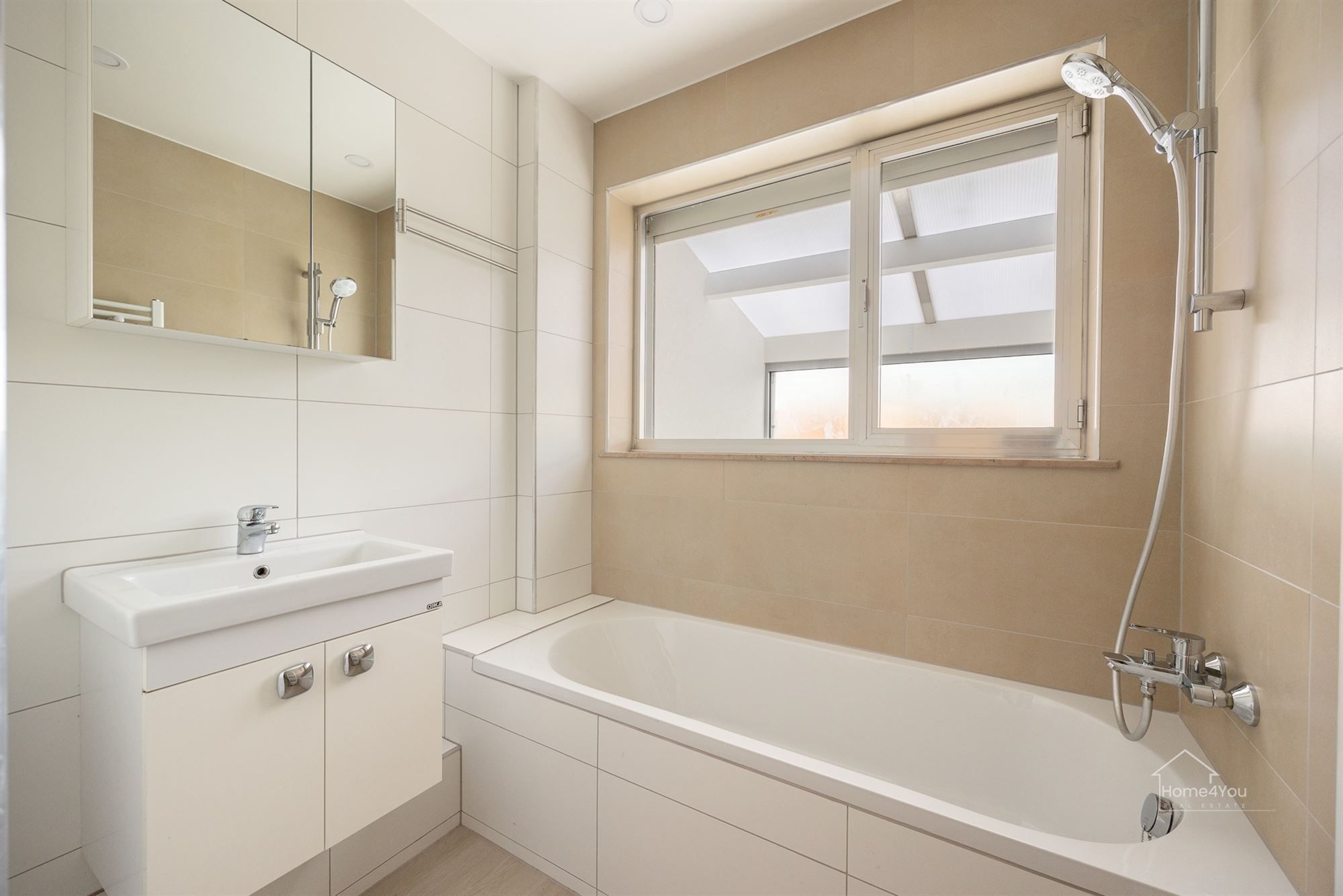 Vernieuwd en zonnig 2 slaapkamer appartement foto 8