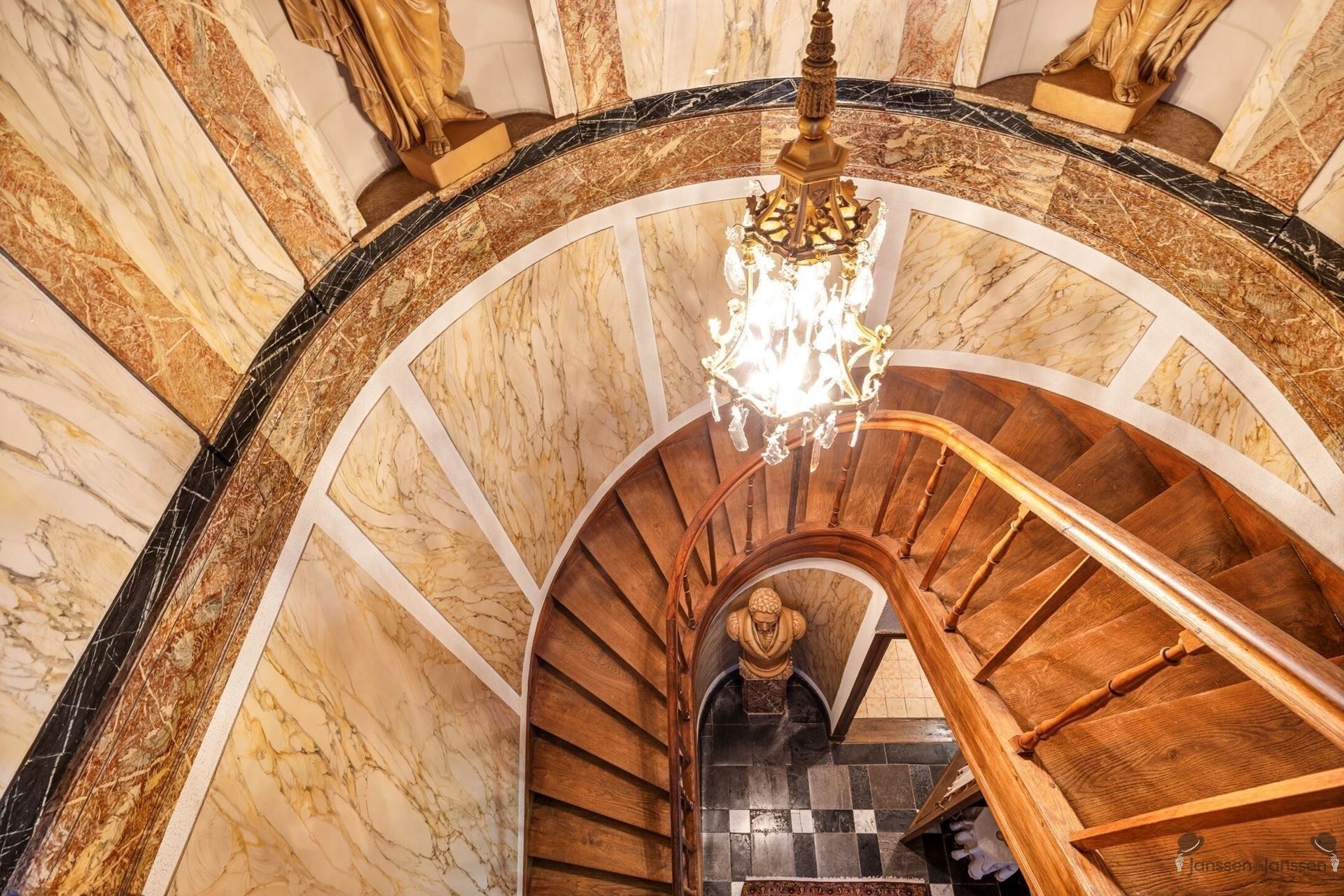 Voormalig kanunnikenhuis met achterliggend perceel. foto 4