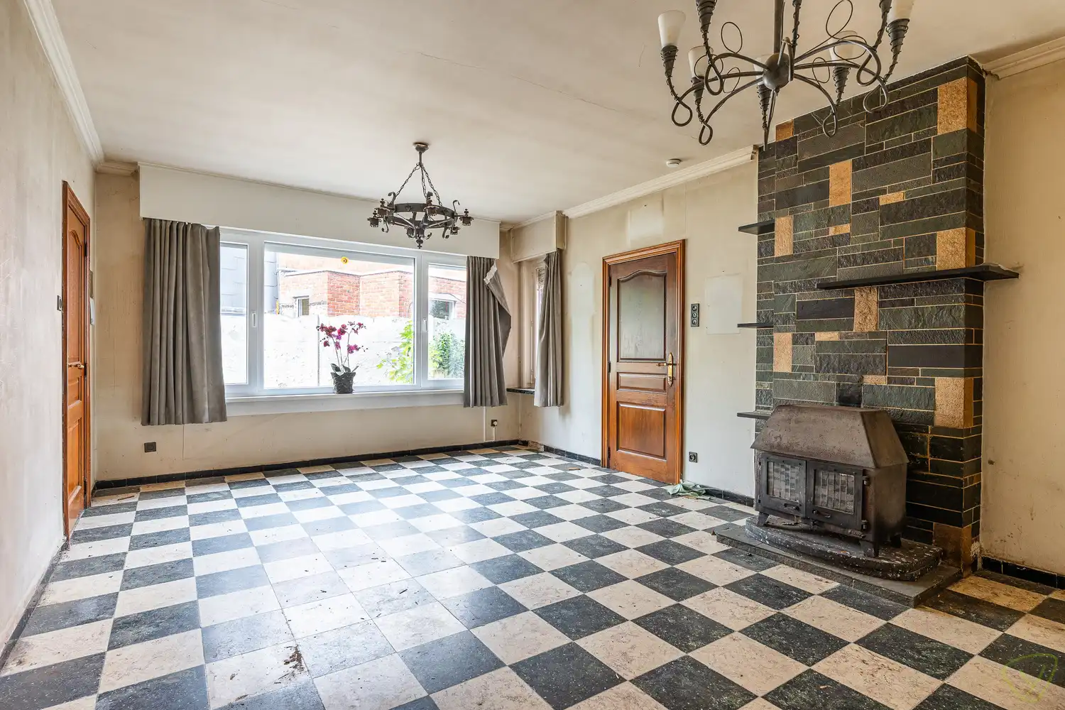 Ruime gezinswoning te koop in Eeklo met 3 slaapkamers met een ruime loods achteraan, die perfect voor een combinatie van comfortabel wonen en werken kan zijn. foto 7