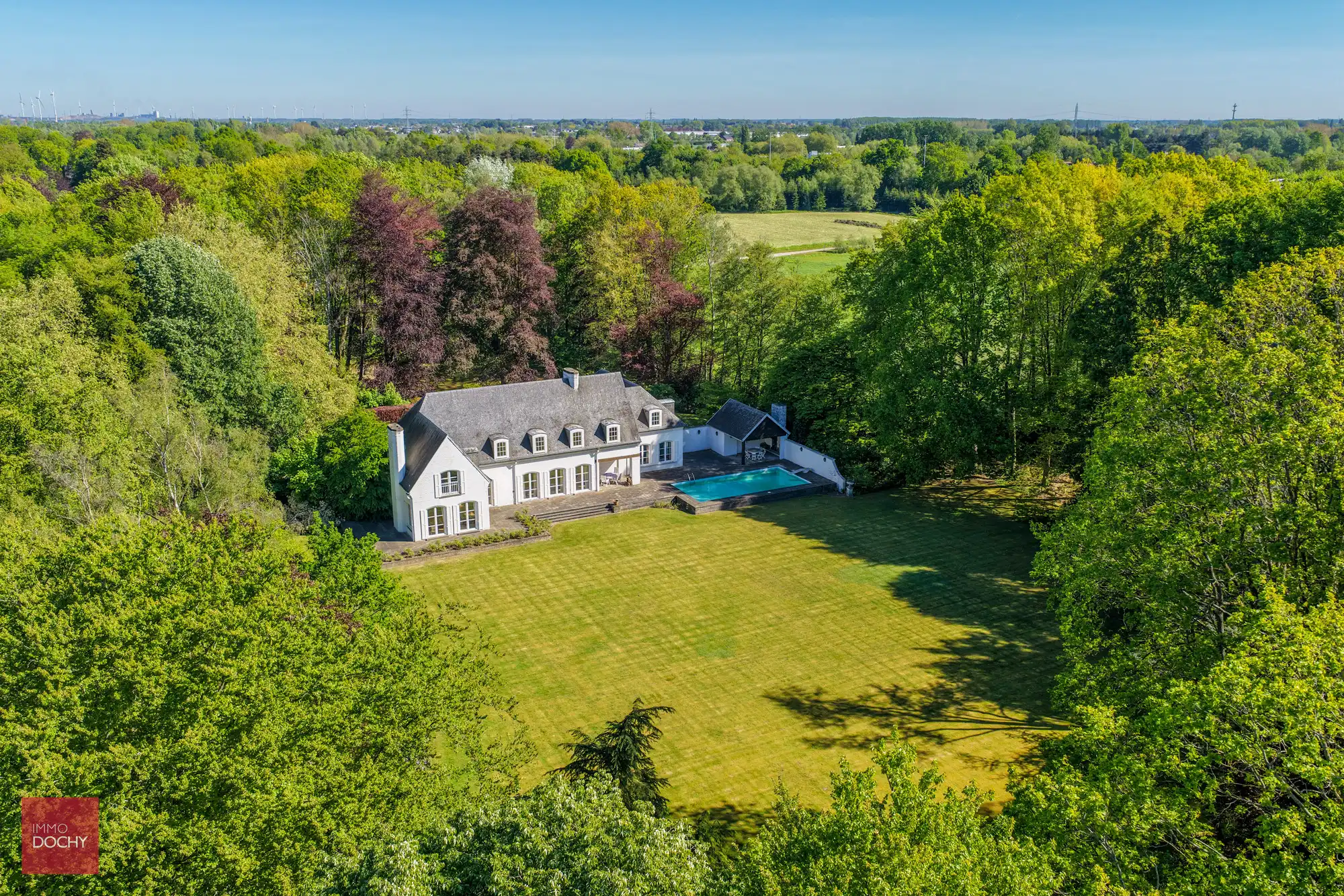 Hoofdfoto van de publicatie: Uniek domein met ruime villa in prachtige parktuin op 2,7ha