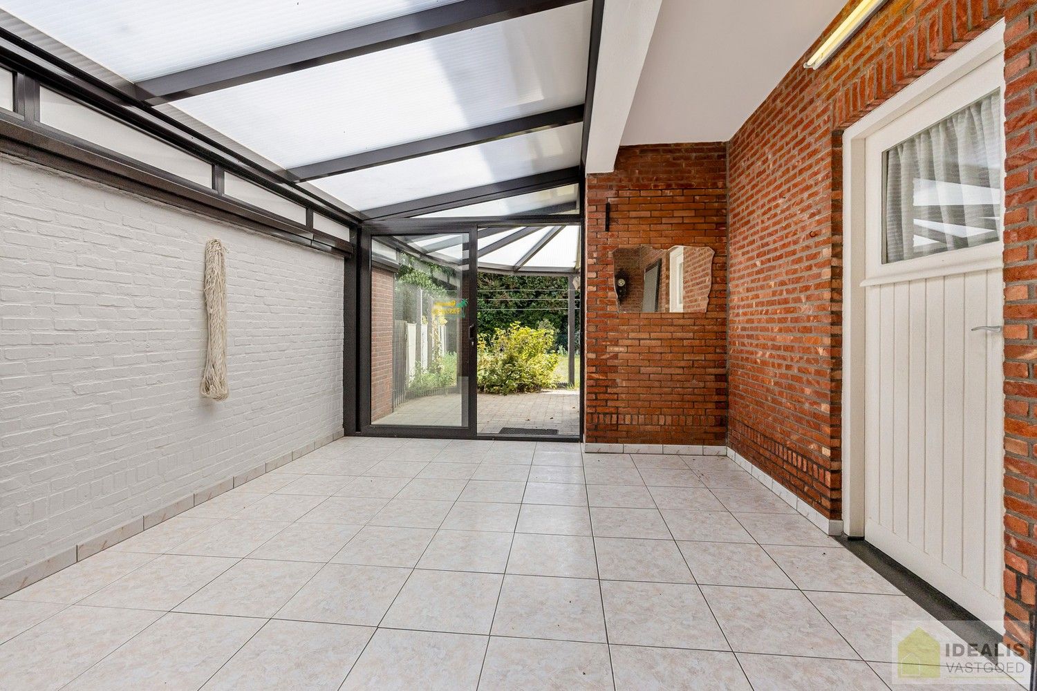 IDEALIS VASTGOED - Aangename karakterwoning op fijne locatie te Pelt. Deze woning omvat maar liefst +-143m² netto bewoonbare oppervlakte op een perceel van 4a 53ca met een ruime woonkamer, maar liefst 3 slaapkamers, badkamer, wasplaats, veranda en garage vlakbij de dorpskern van Boseind! Uiterst geschikt voor kandidaten op zoek naar een betaalbare woning op te frissen naar eigen wens. foto 20