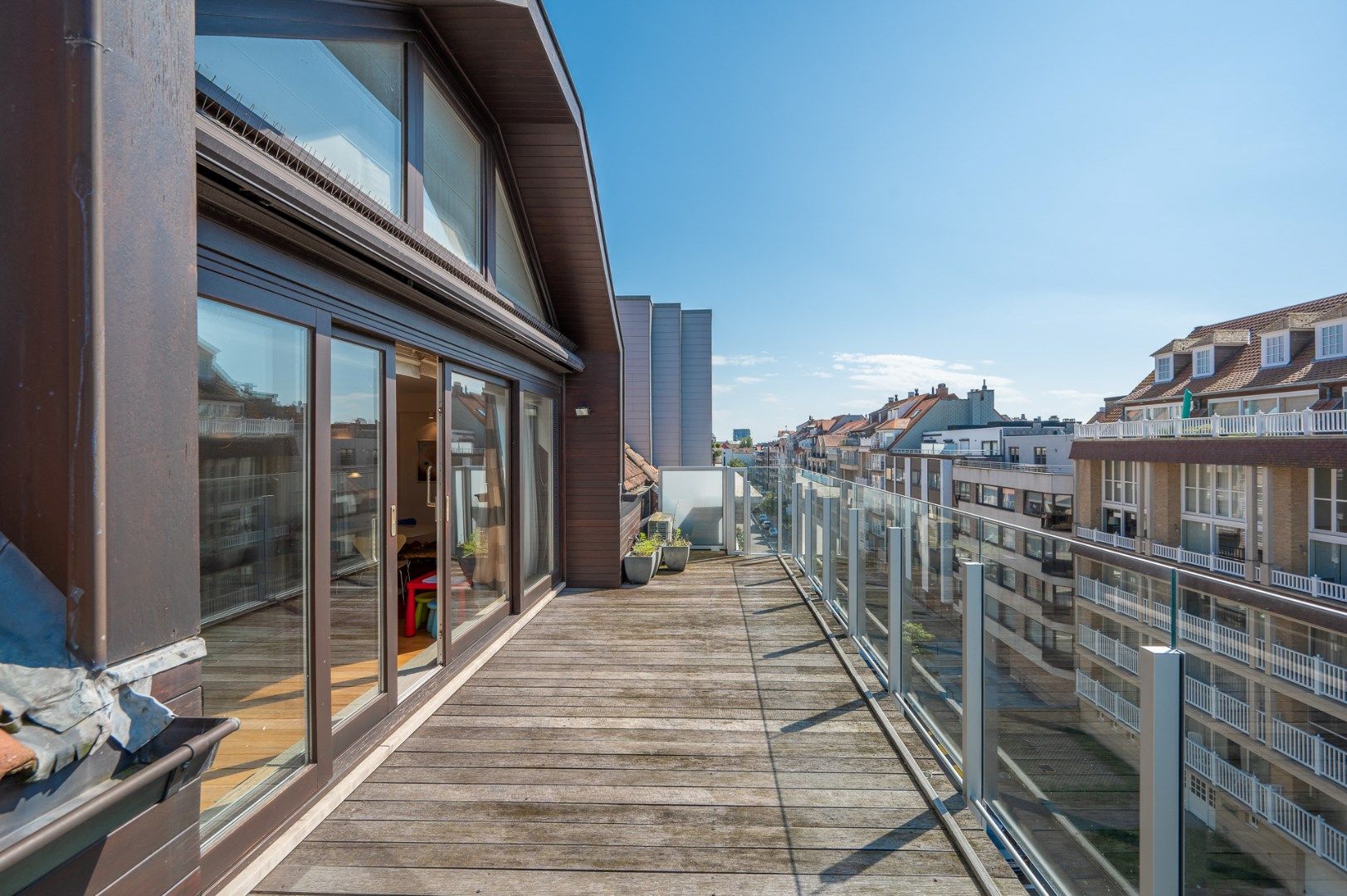 Ruim en zonnig dakappartement met ca. 33m² terrassen gelegen in het centrum van Knokke, op wandelafstand van de Zeedijk foto 1