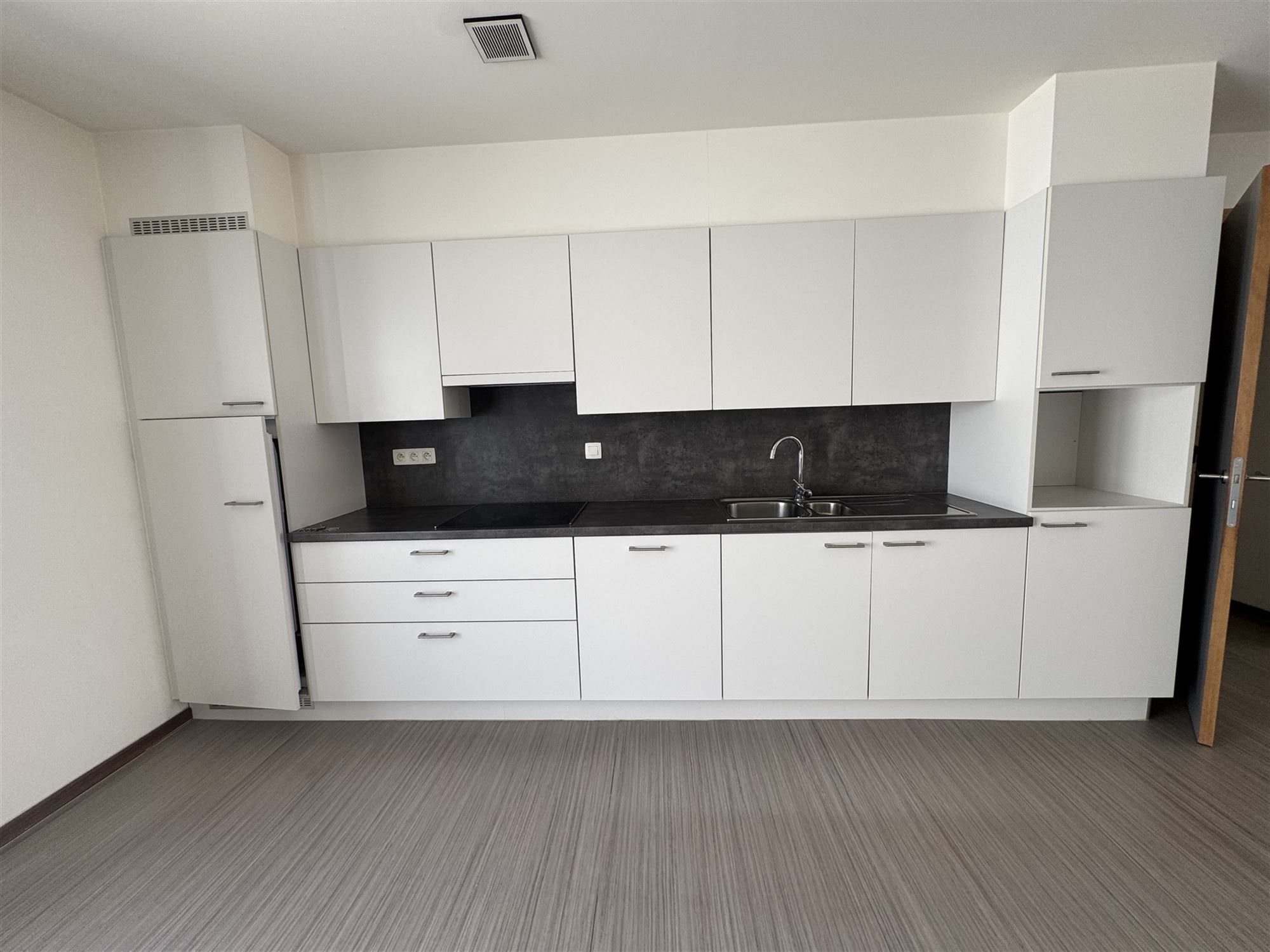 PERFECT ONDERHOUDEN RUIM APPARTEMENT (138M²) MET 3 SLAAPKAMERS EN 2 TERRASSEN TE BERINGEN foto 4