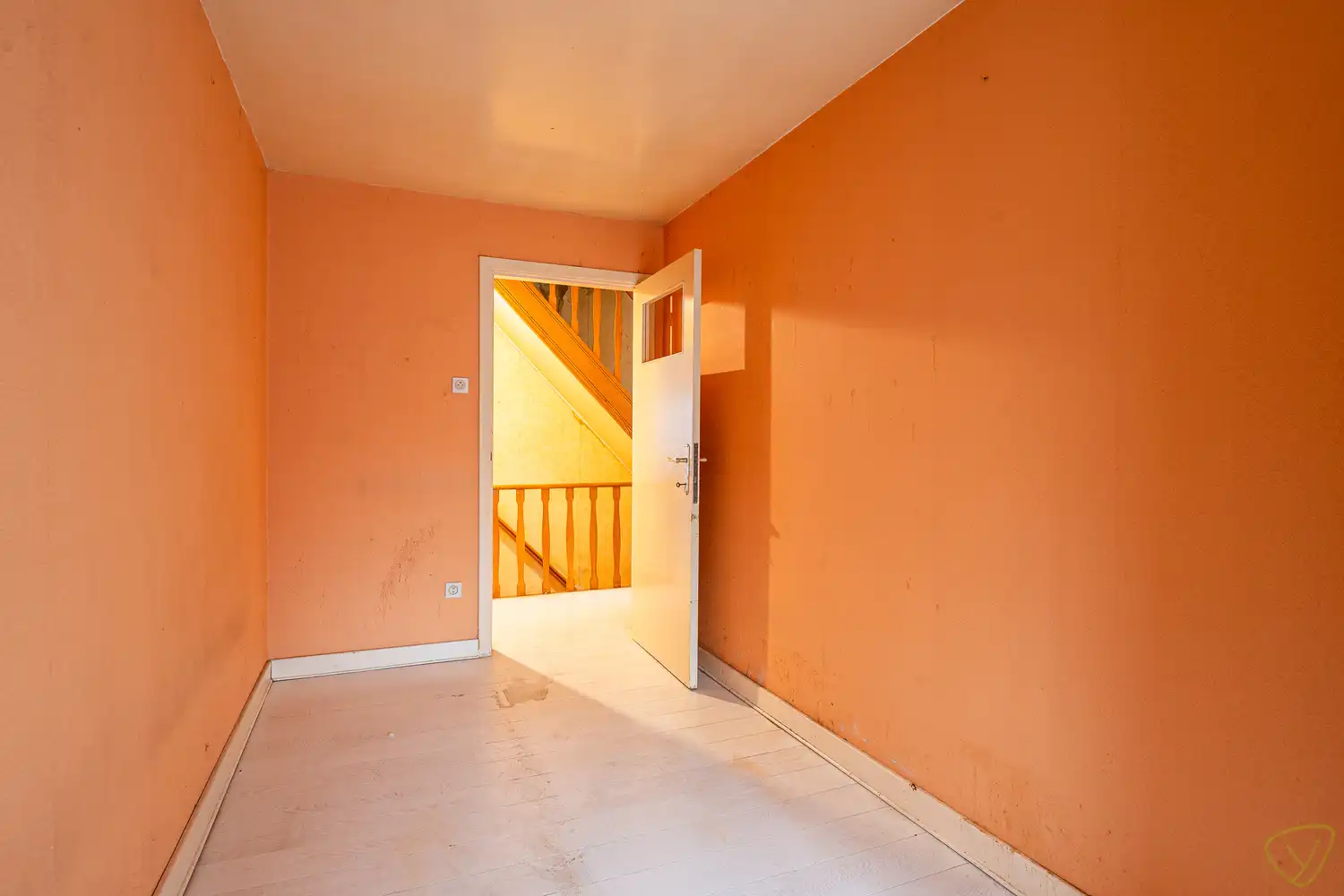 Ruime gezinswoning te koop in Eeklo met 3 slaapkamers met een ruime loods achteraan, die perfect voor een combinatie van comfortabel wonen en werken kan zijn. foto 14