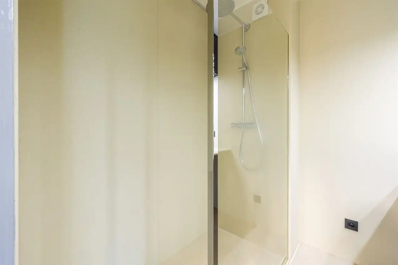 Vernieuwd app, twee slaapkamers, terras en garage foto 15