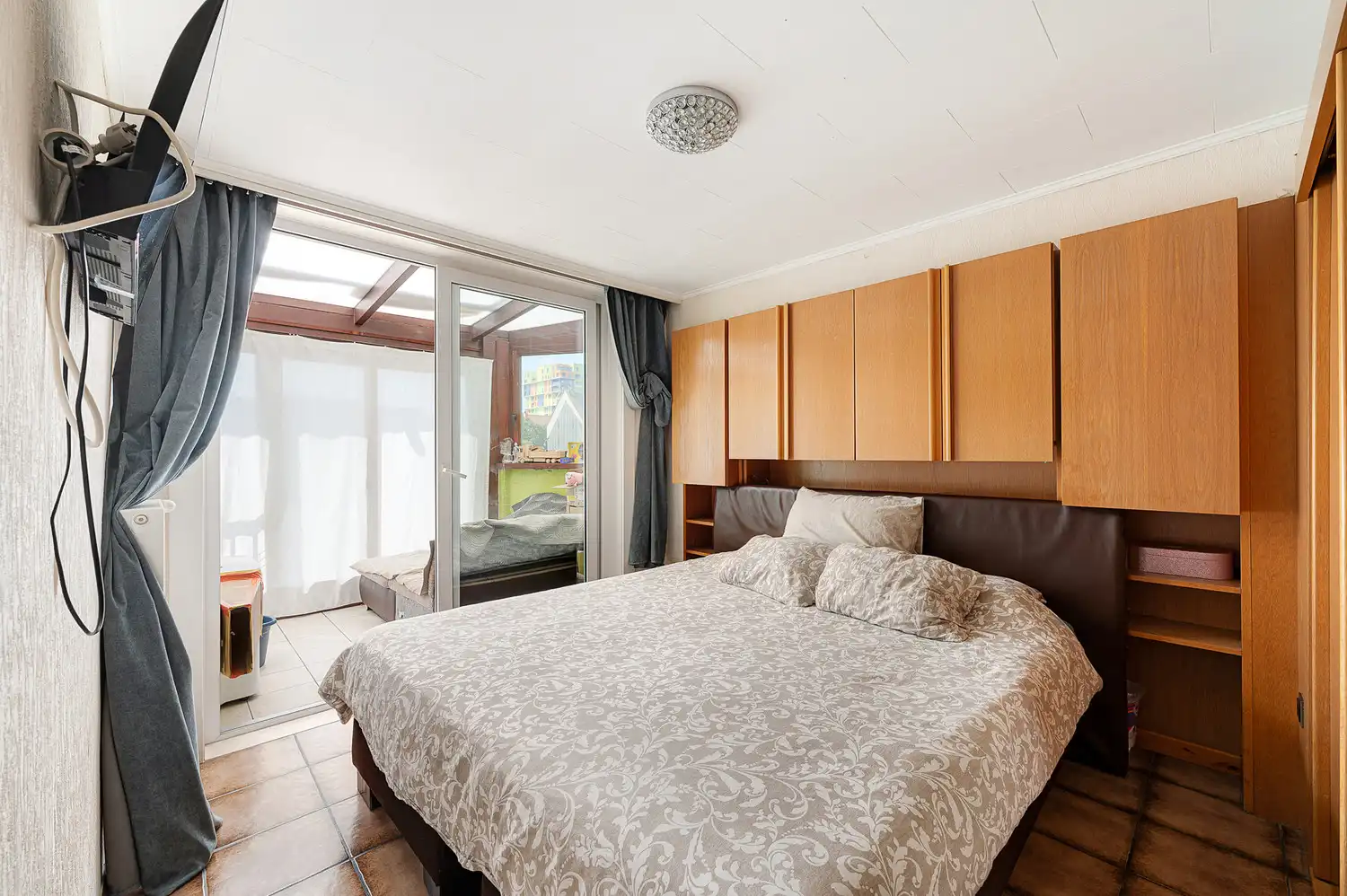 Rustig gelegen bel-etage woning met heel grote garage, oprit en zonnige koer in het centrum van Heist foto 10