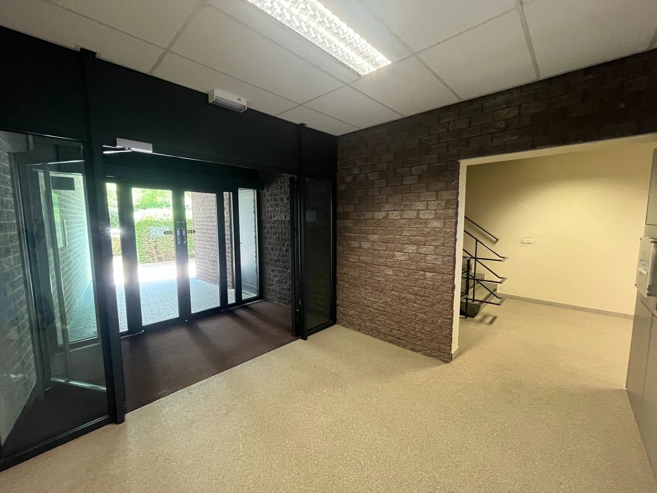 440 m² kantoor + 8 parkings foto 3