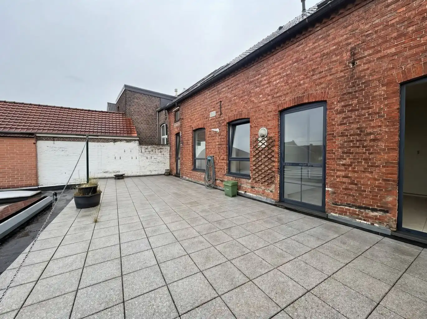 Zeer ruim 2-slaapkamer appartement met groot terras in het centrum van Bree.  foto 4