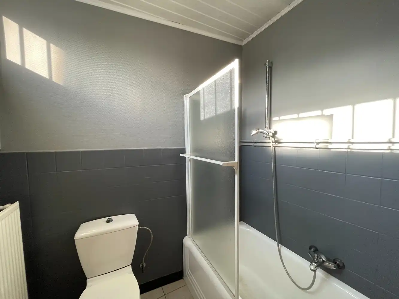 Handelsgelijkvloers met koer en bovengelegen appartement foto 16